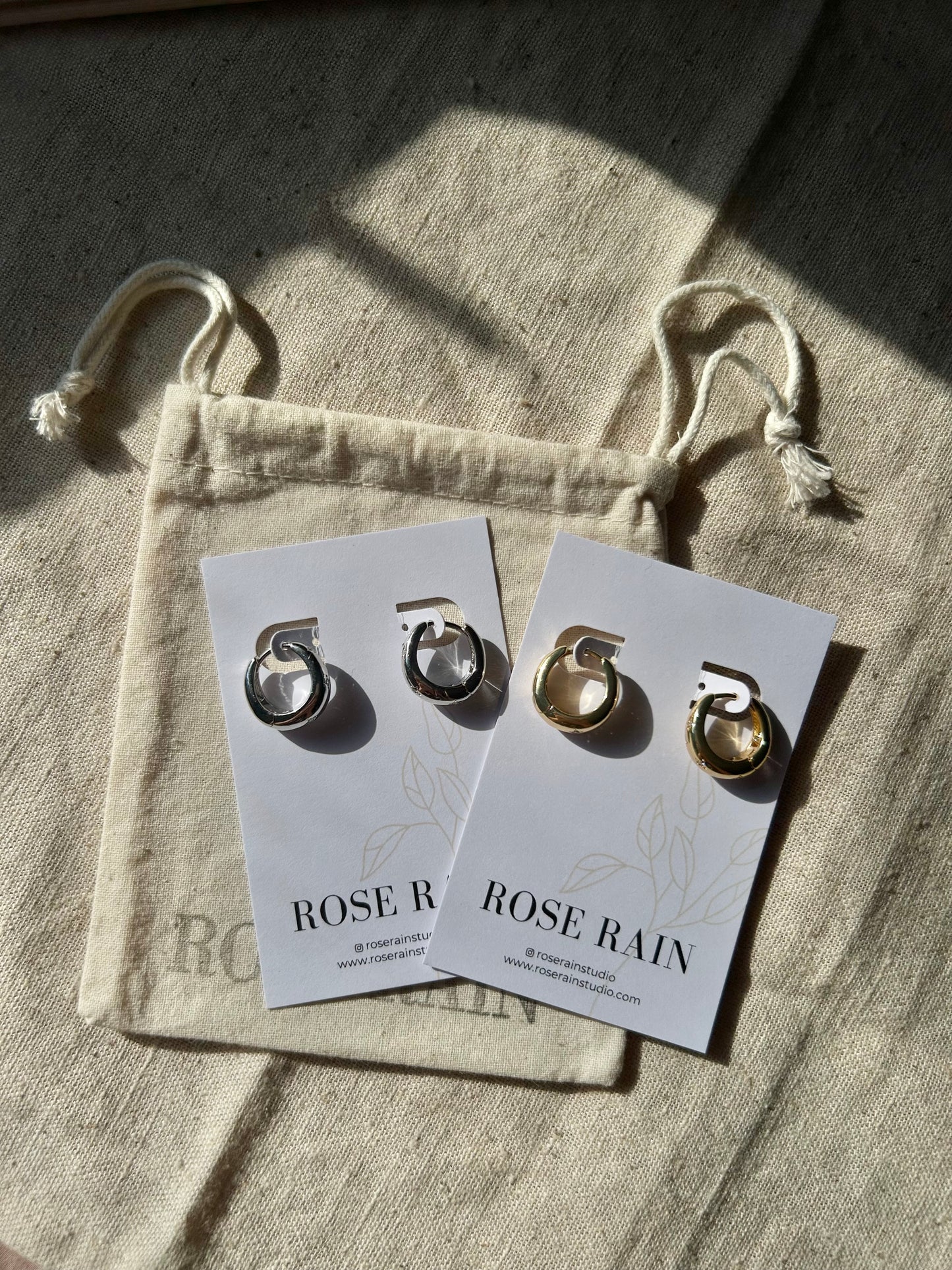 LUNA HUGGIE HOOPS IN PLATINUM