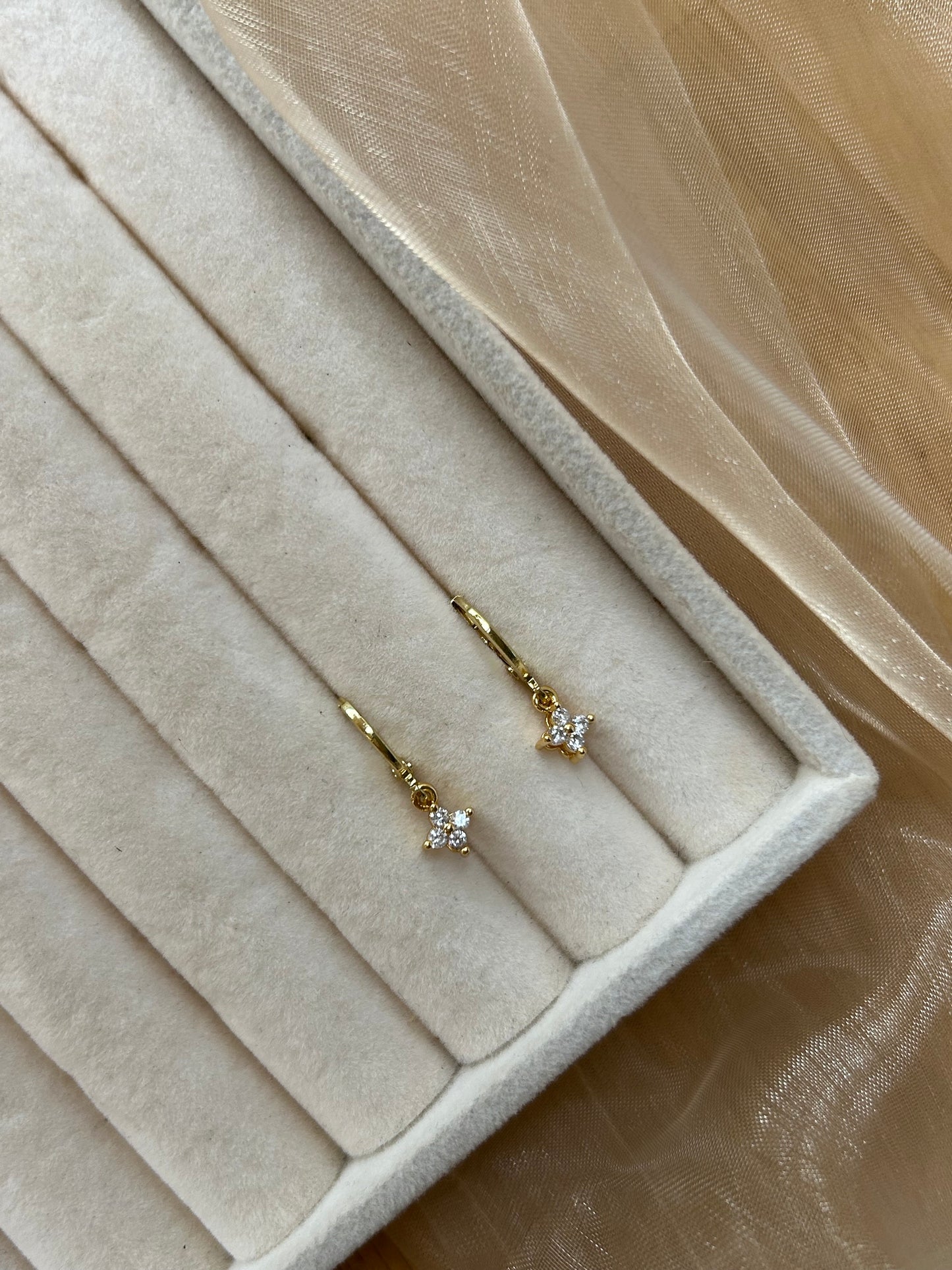 TINY FLOWER HUGGIE EARRINGS IN 18K GOLD