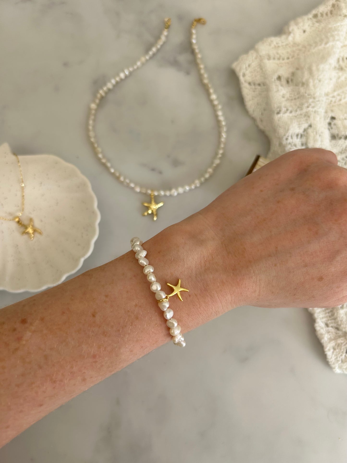 STARFISH FRESHWATER PEARL BRACELET IN 18K GOLD