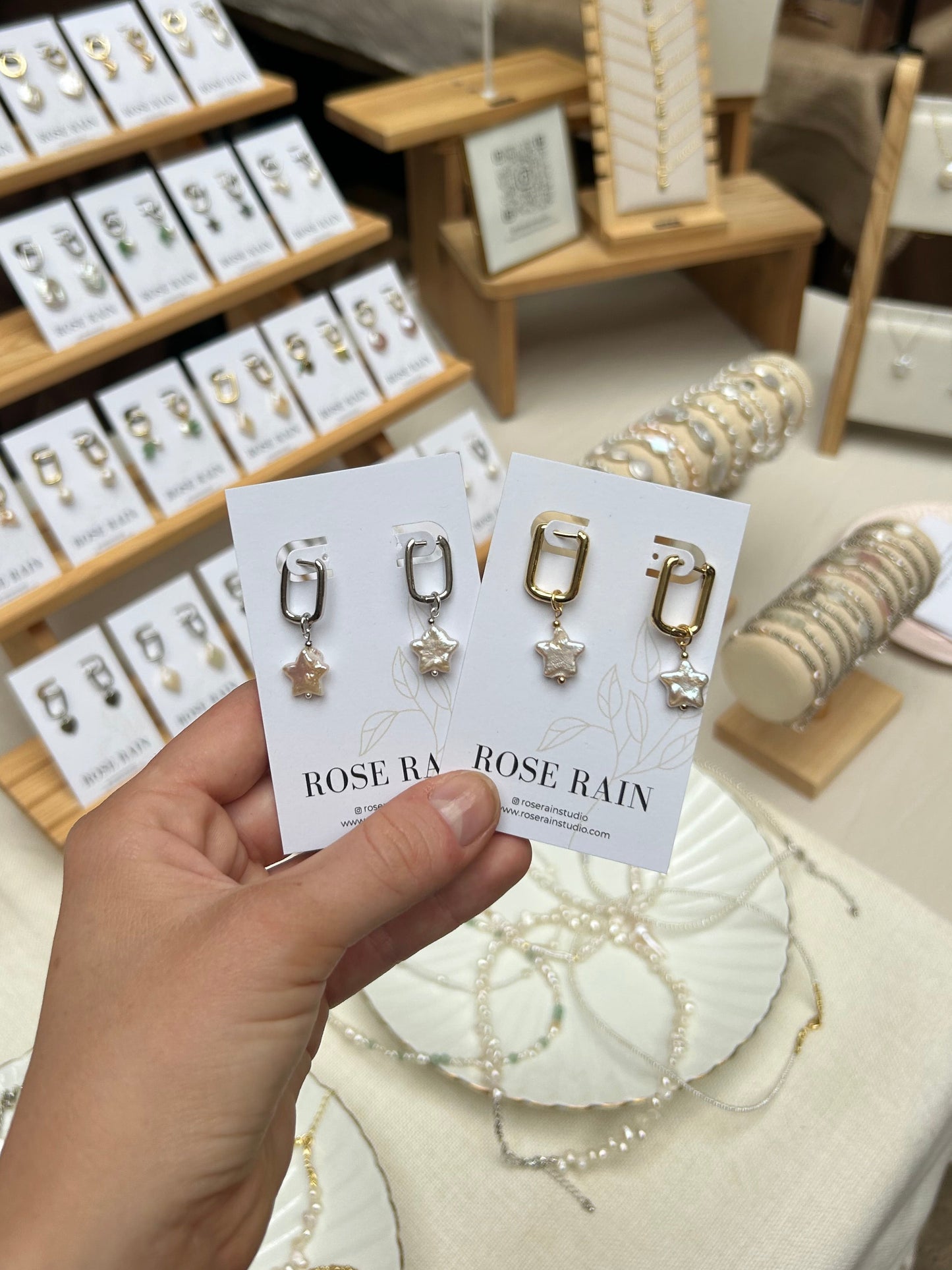 OVAL HOOPS WITH DETACHABLE STAR PEARL IN 18K GOLD