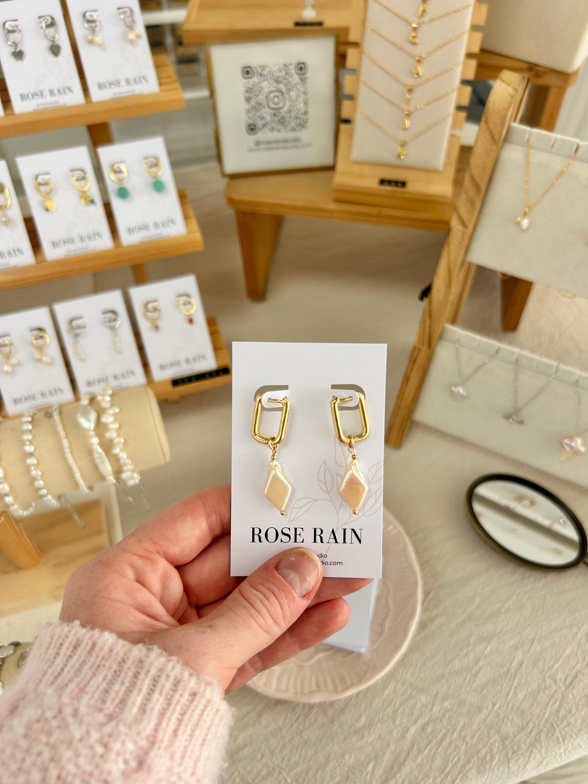 OVAL HOOPS WITH DETACHABLE BAROQUE PEARL IN 18K GOLD