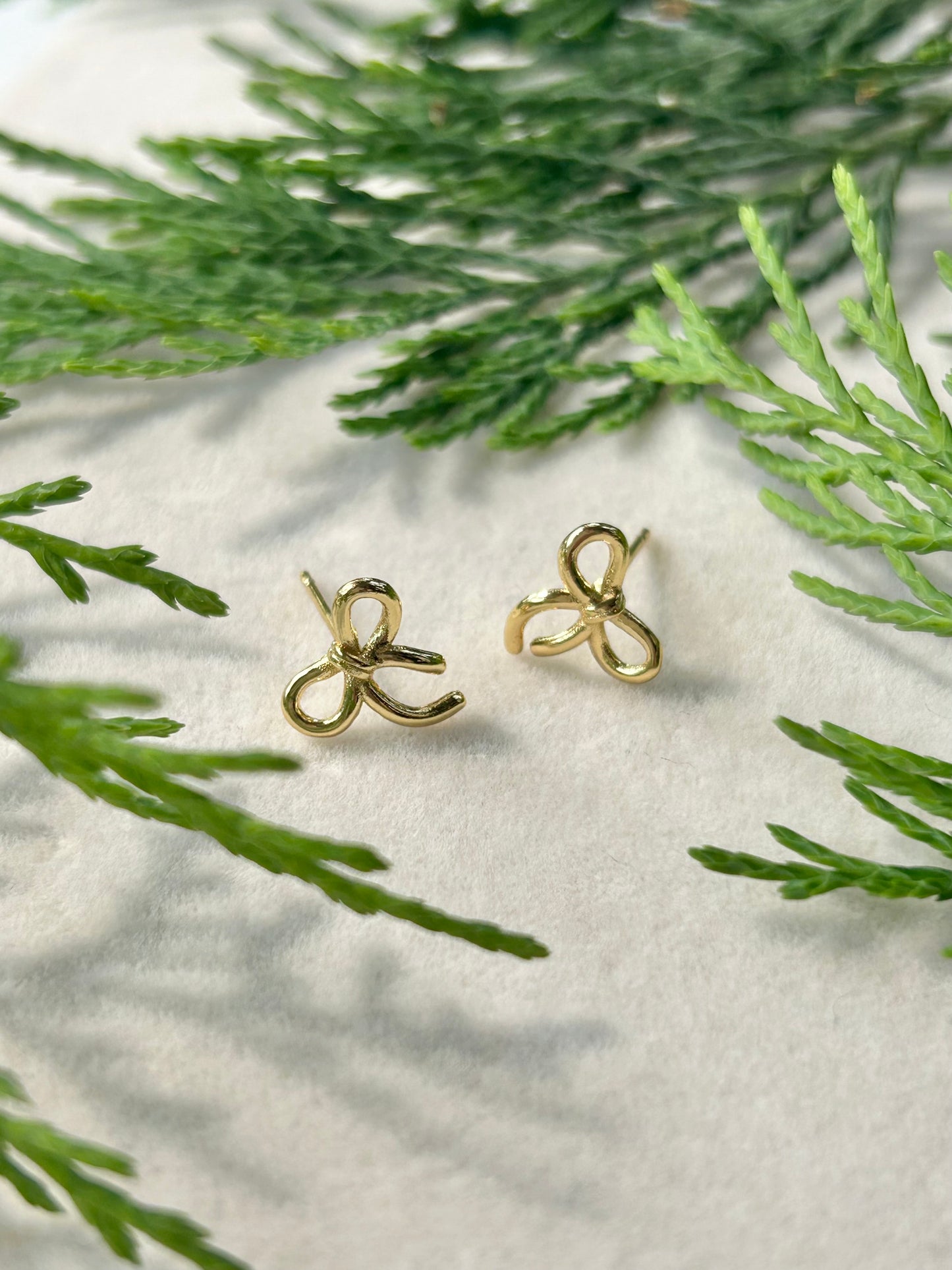 BOW STUD EARRINGS IN 18K GOLD