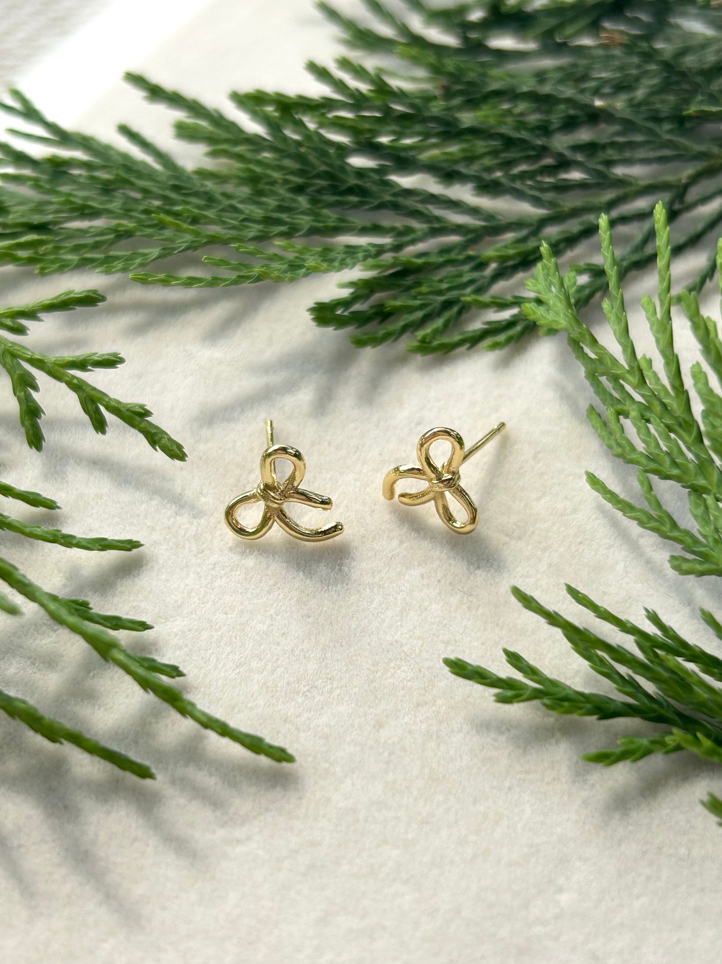 BOW STUD EARRINGS IN 18K GOLD