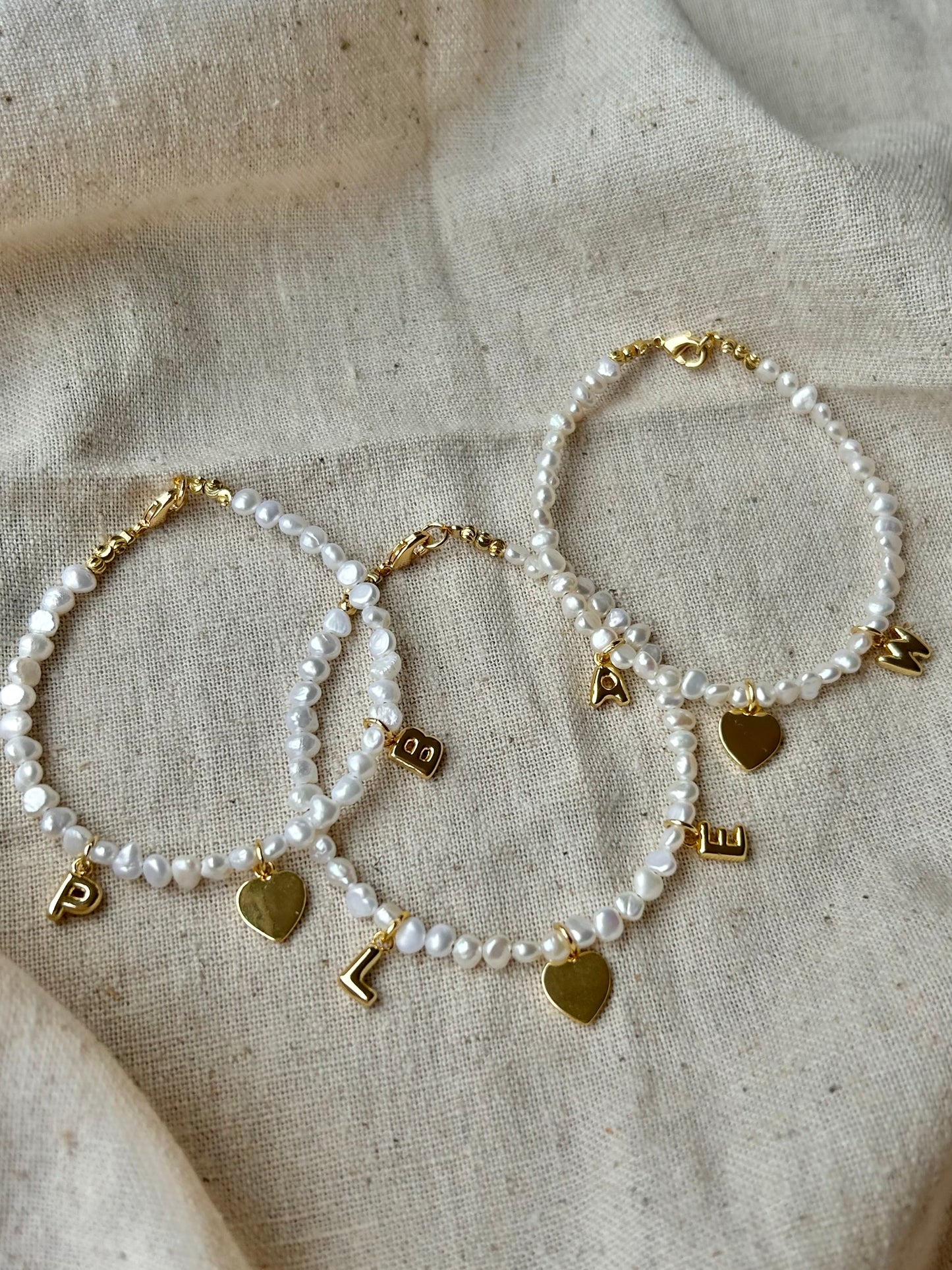 EVA PEARL HEART & INITIALS BRACELET IN 18K GOLD
