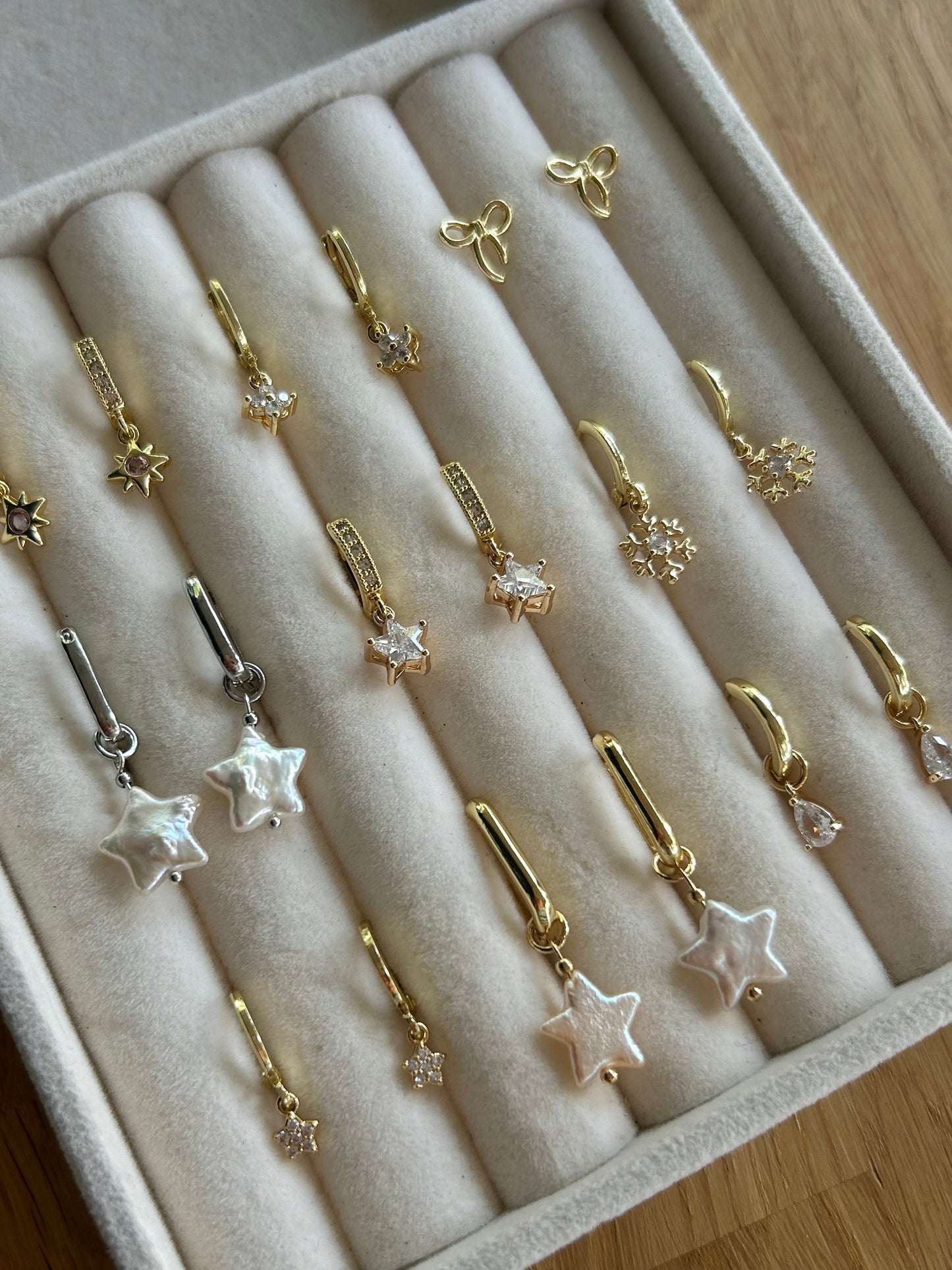 OVAL HOOPS WITH DETACHABLE STAR PEARL IN 18K GOLD