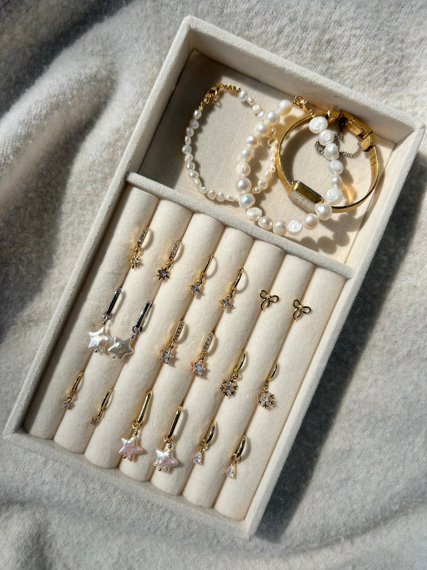 PINK STAR HUGGIE EARRINGS IN 18K GOLD