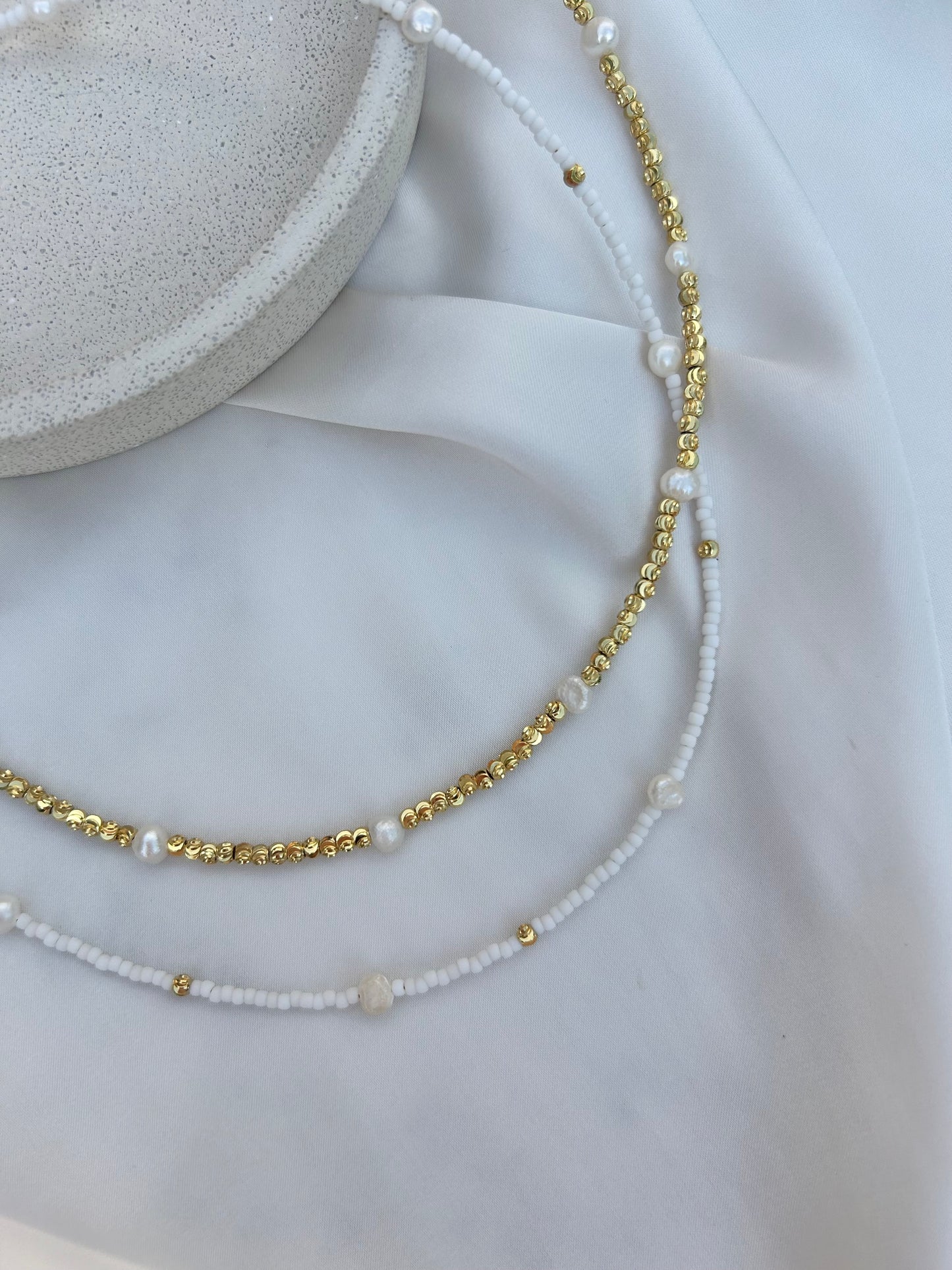 WHITE PEARL BEADED NECKLACE IN 18K GOLD