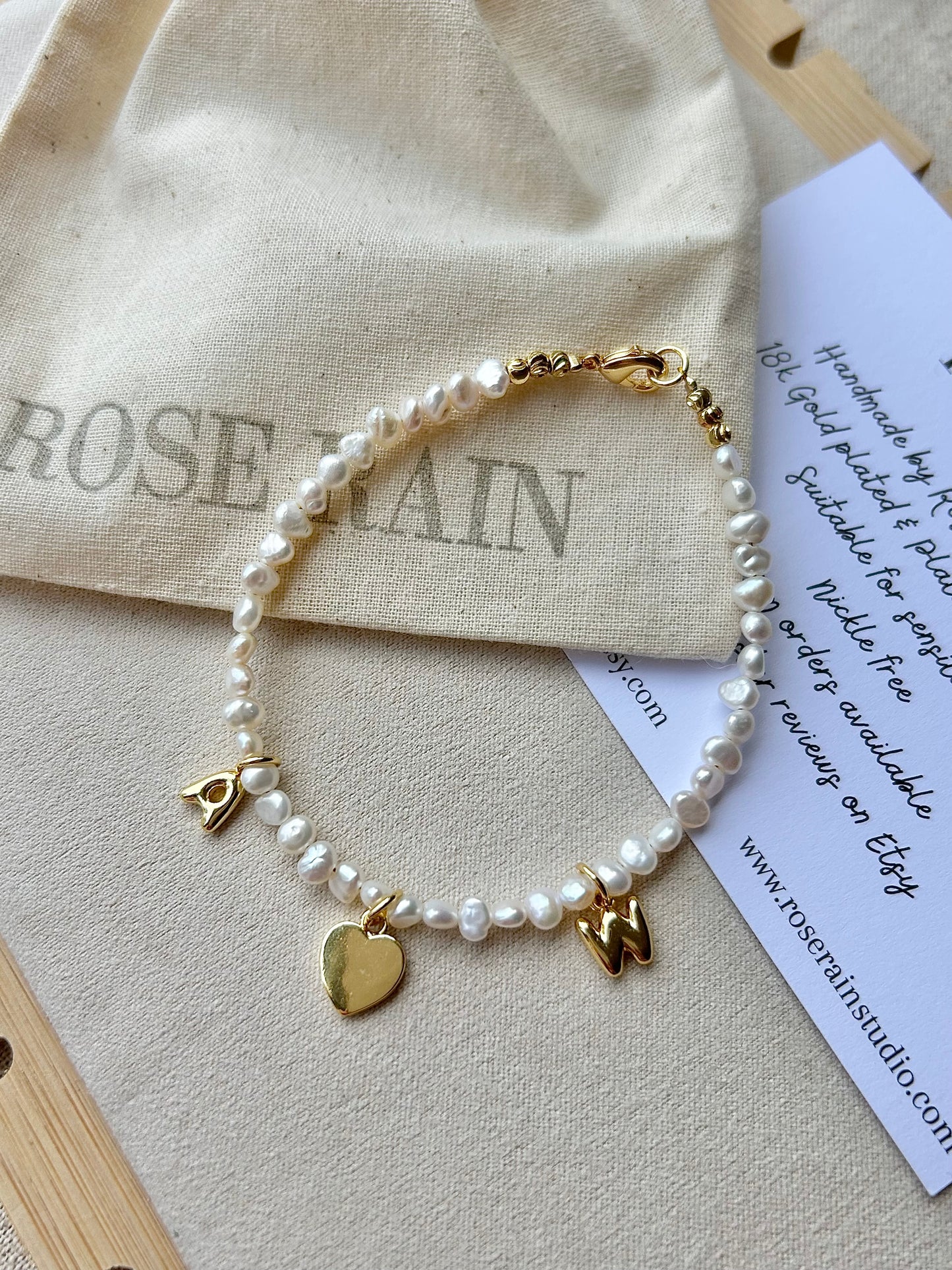 EVA PEARL HEART & INITIALS BRACELET IN 18K GOLD