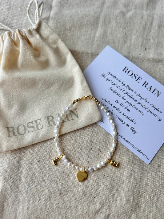 EVA PEARL HEART & INITIALS BRACELET IN 18K GOLD