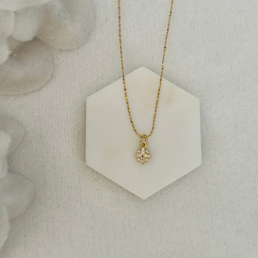 TINY SNOWFLAKE NECKLACE IN 18K GOLD