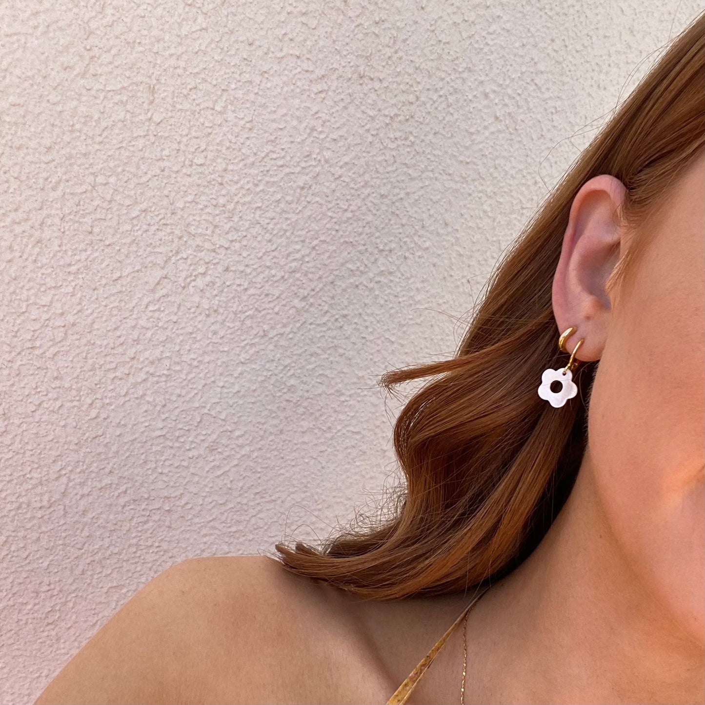 FRESHWATER SHELL FLOWER HUGGIE EARRINGS IN PLATINUM