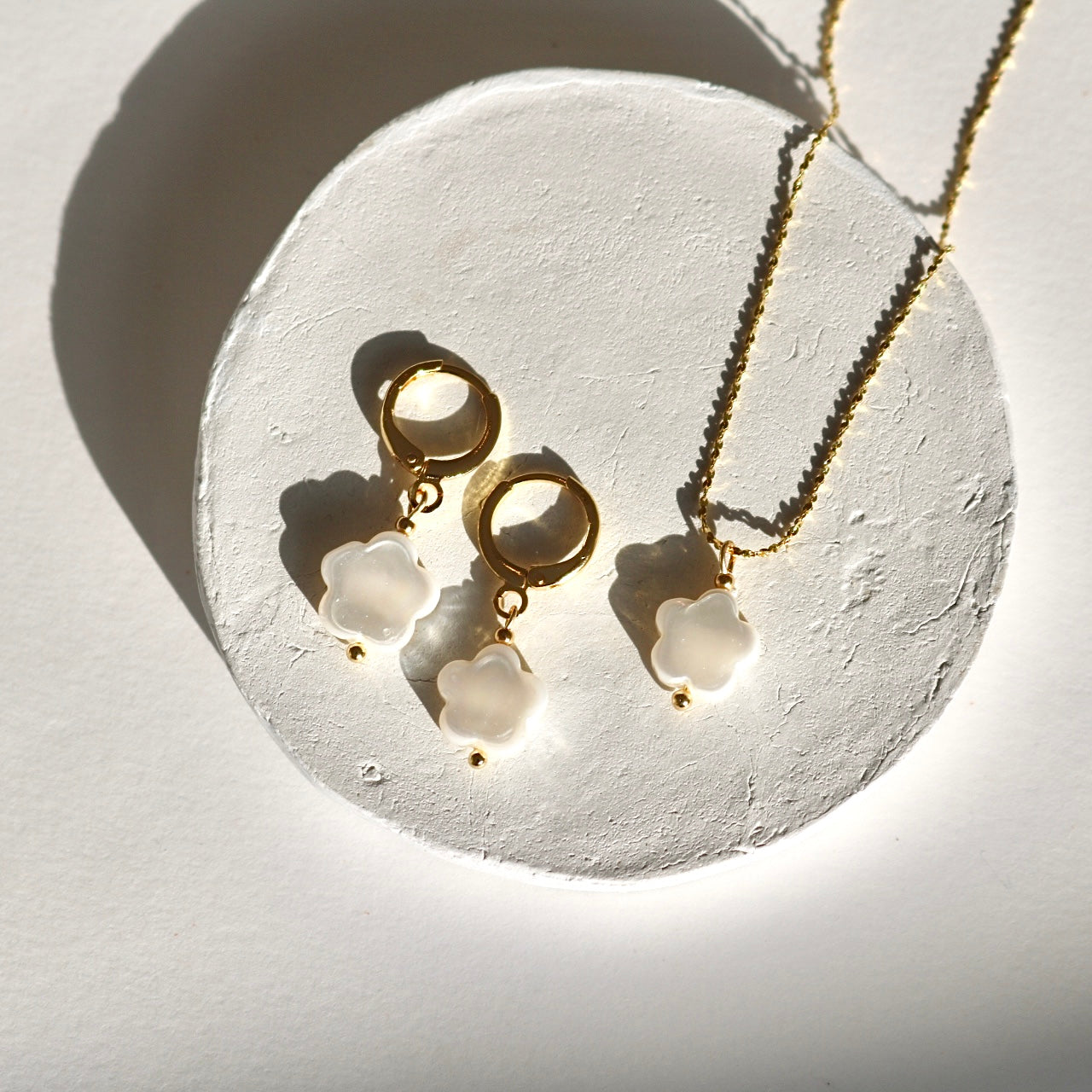 FLOWER NECKLACE IN 18K GOLD