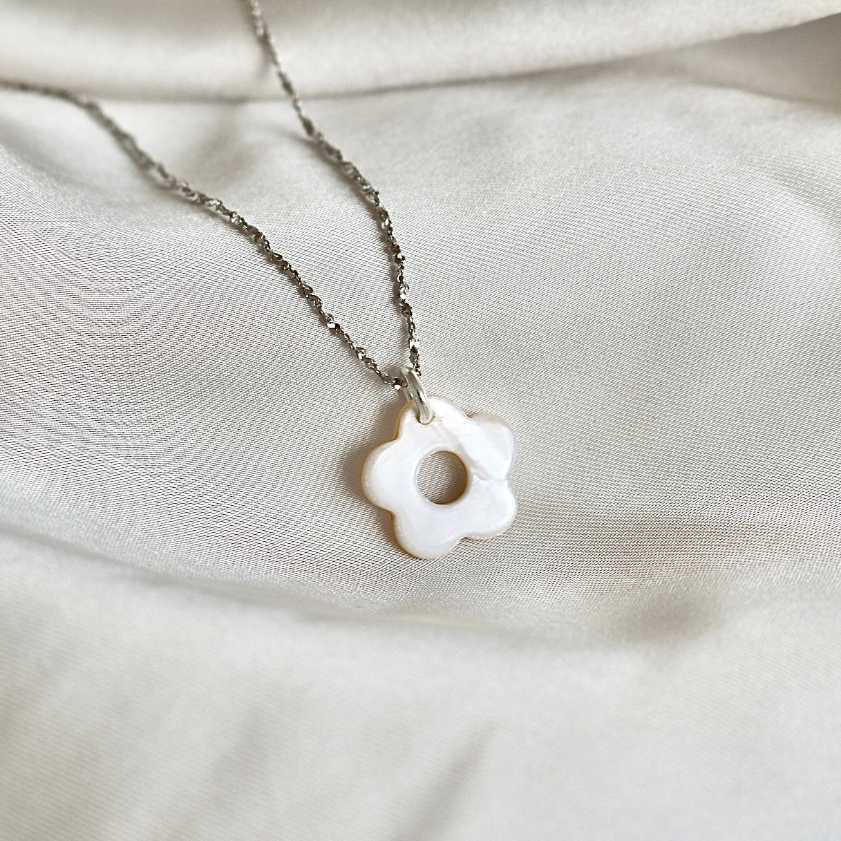 FRESHWATER SHELL FLOWER NECKLACE IN PLATINUM