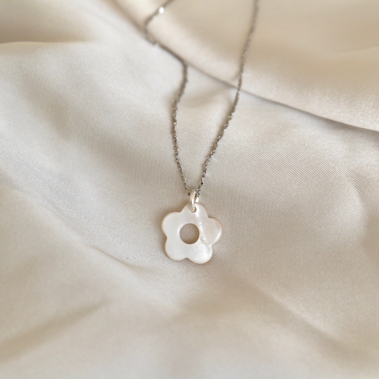 FRESHWATER SHELL FLOWER NECKLACE IN PLATINUM