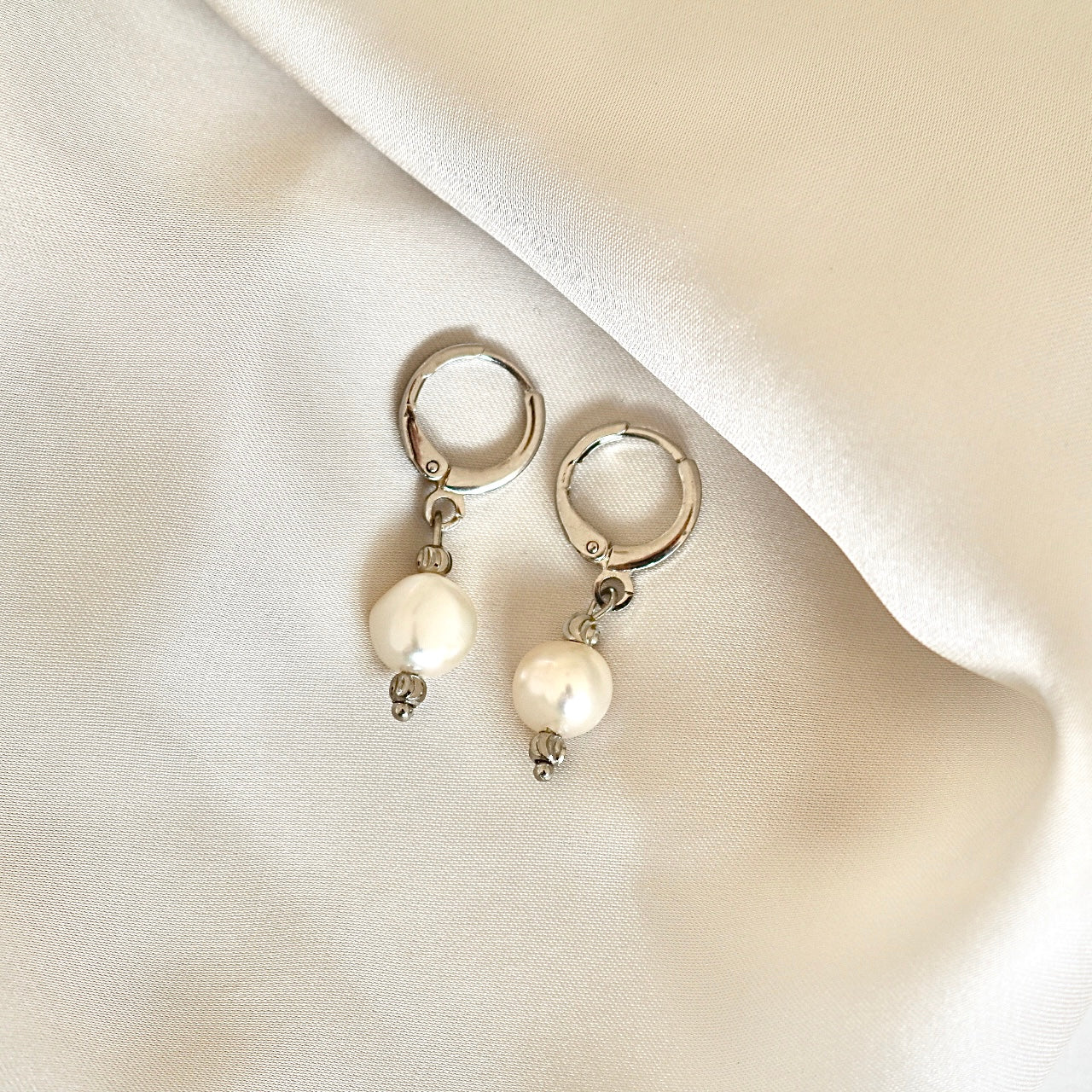 IRIS FRESHWATER PEARL HUGGIE EARRINGS IN PLATINUM