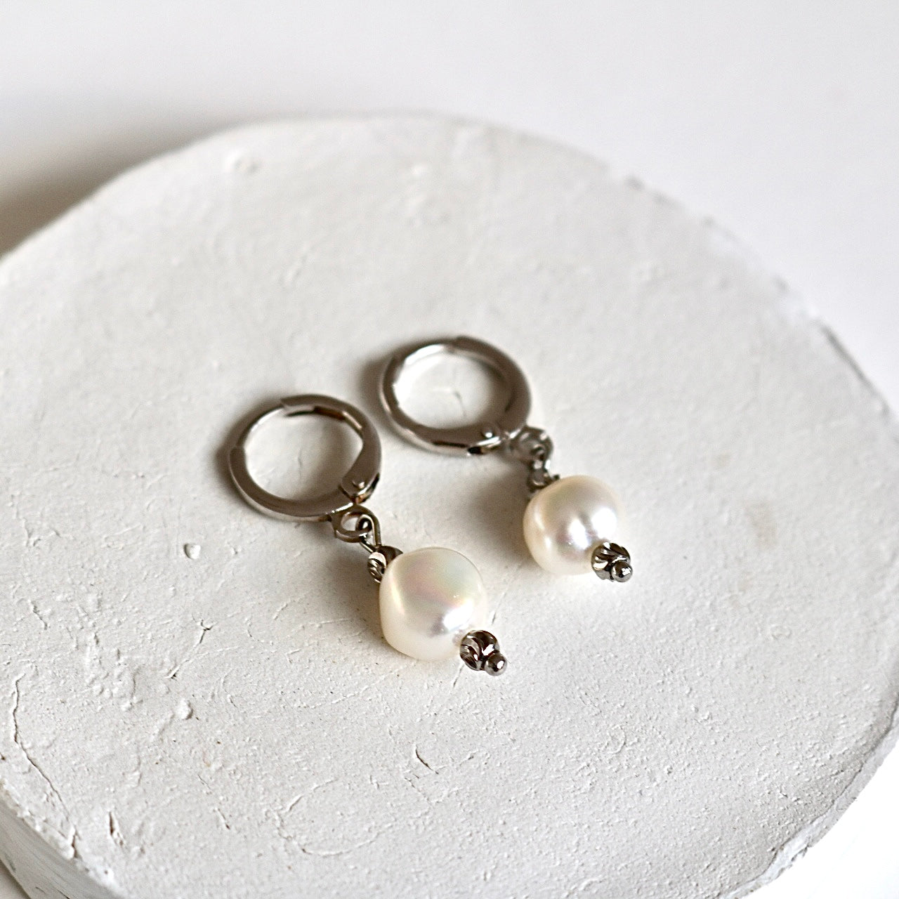 IRIS FRESHWATER PEARL HUGGIE EARRINGS IN PLATINUM