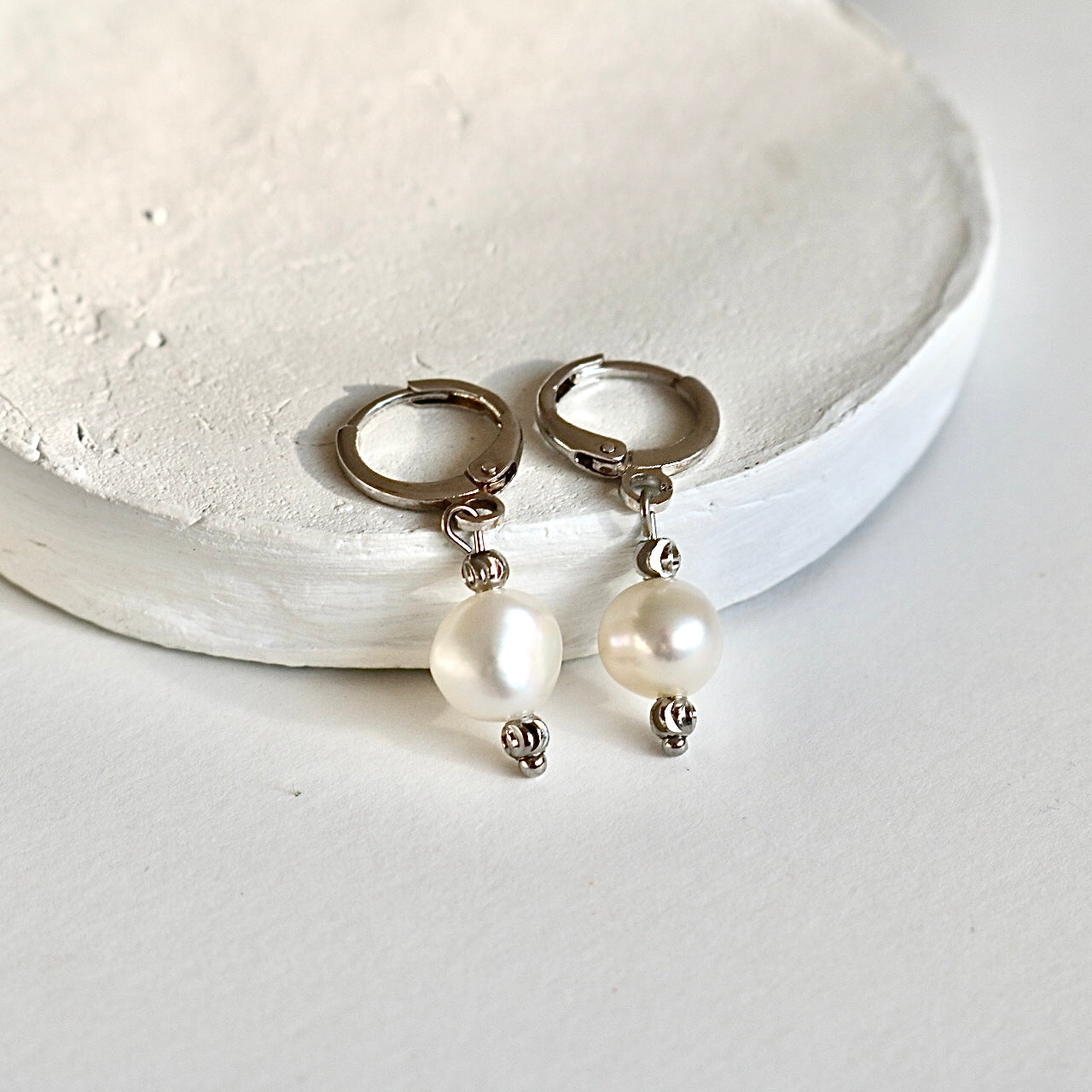 IRIS FRESHWATER PEARL HUGGIE EARRINGS IN PLATINUM