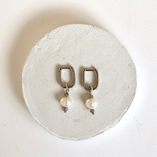 OVAL HOOPS WITH DETACHABLE PEARL IN PLATINUM