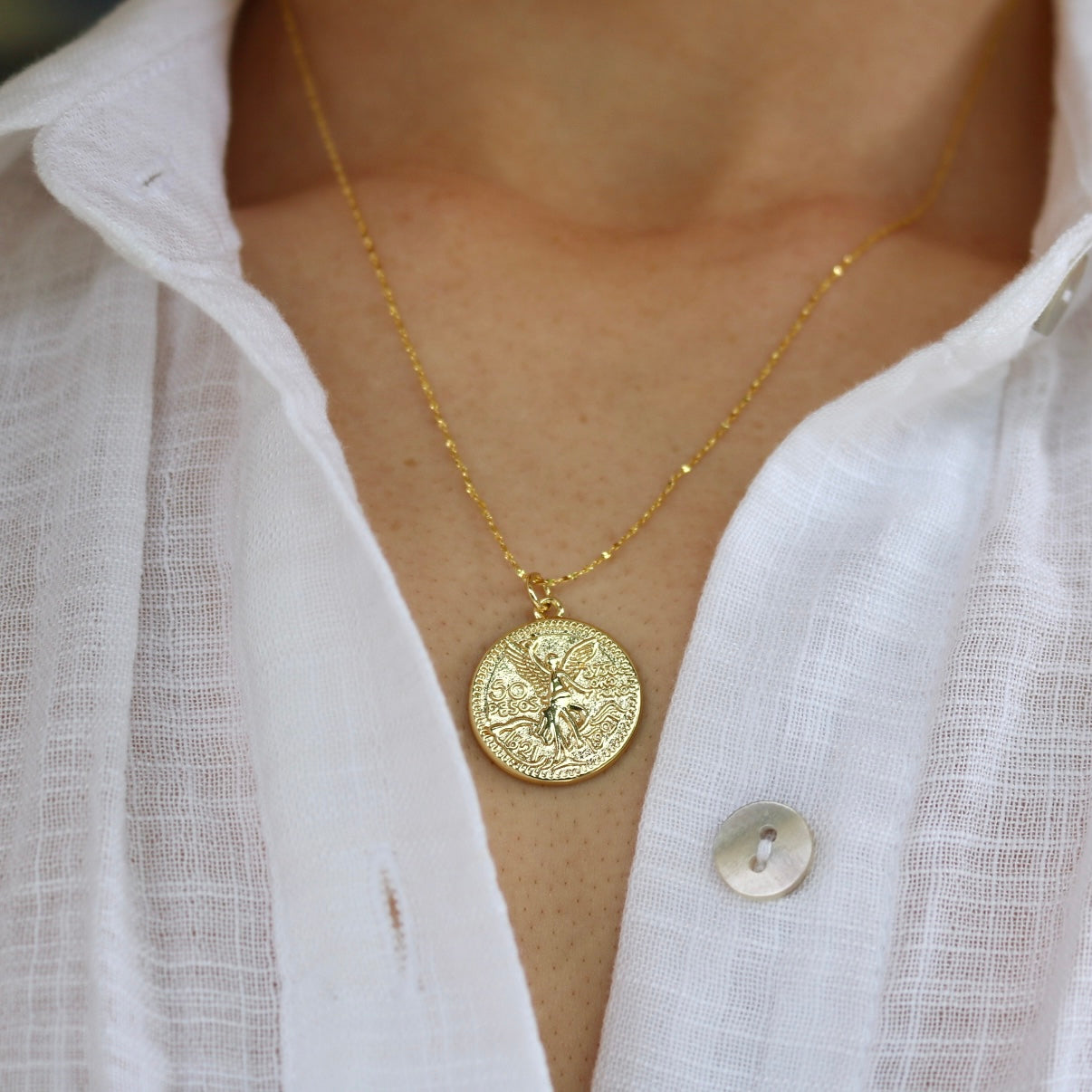 ROUND ANGEL PENDANT NECKLACE IN 18K GOLD