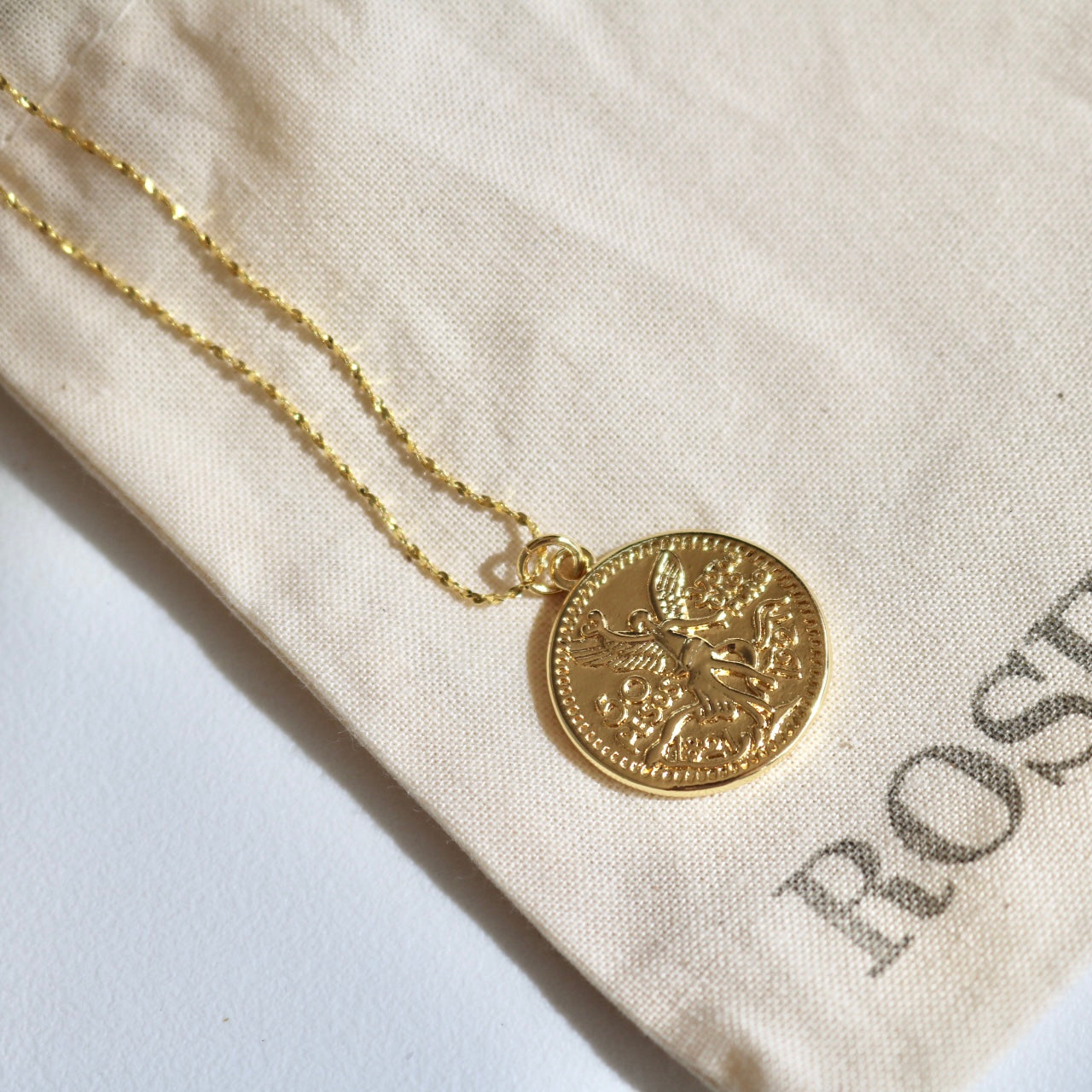 ROUND ANGEL PENDANT NECKLACE IN 18K GOLD