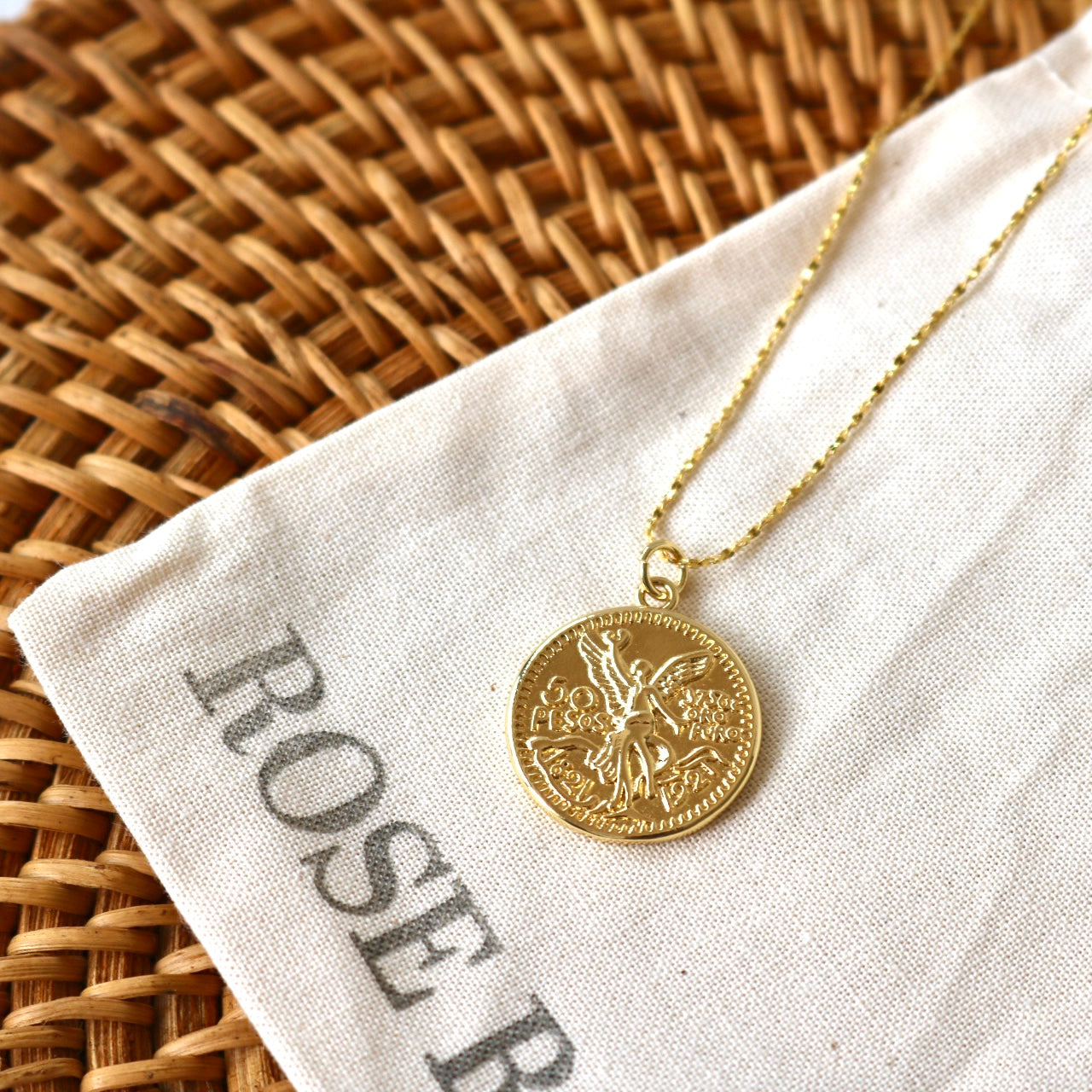 ROUND ANGEL PENDANT NECKLACE IN 18K GOLD