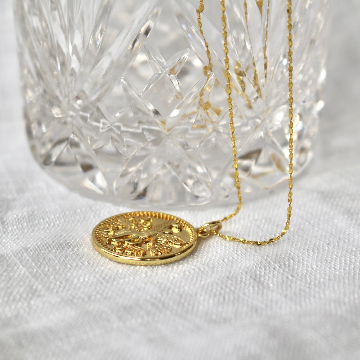 ROUND ANGEL PENDANT NECKLACE IN 18K GOLD