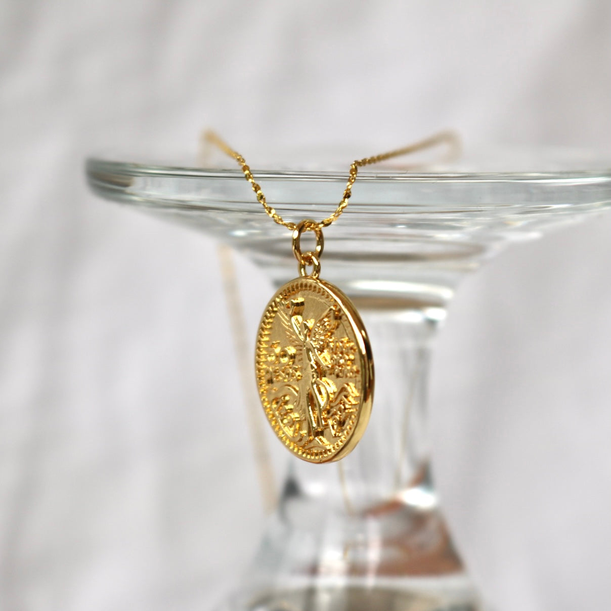 ROUND ANGEL PENDANT NECKLACE IN 18K GOLD