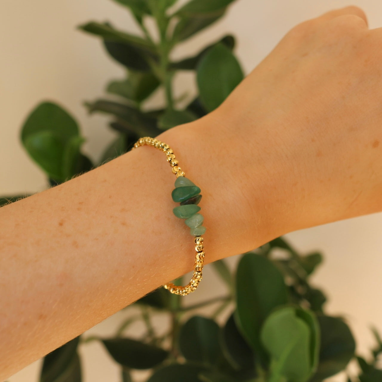 GREEN AVENTURINE BEADED BRACELET IN 18K GOLD