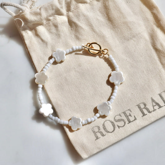 CLOVER BEADED BRACELET IN WHITE