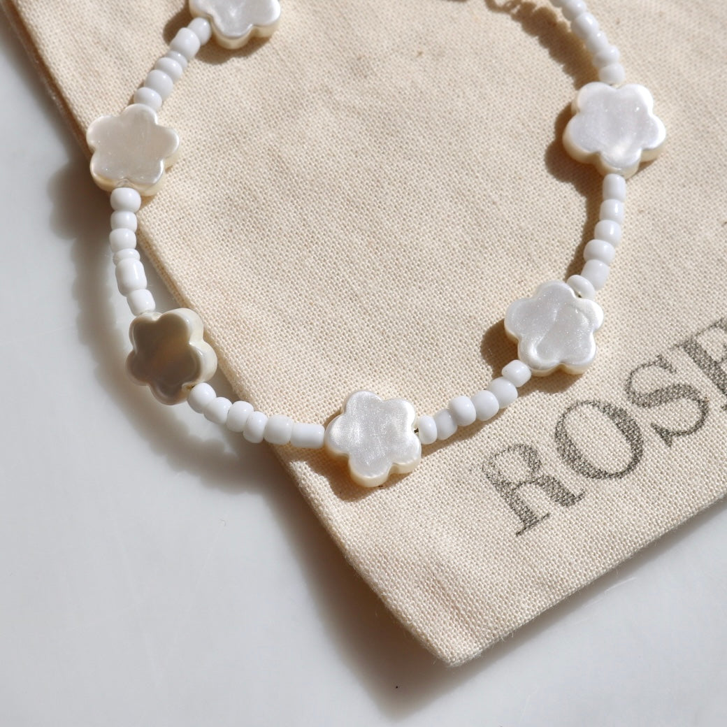 CLOVER BEADED BRACELET IN WHITE