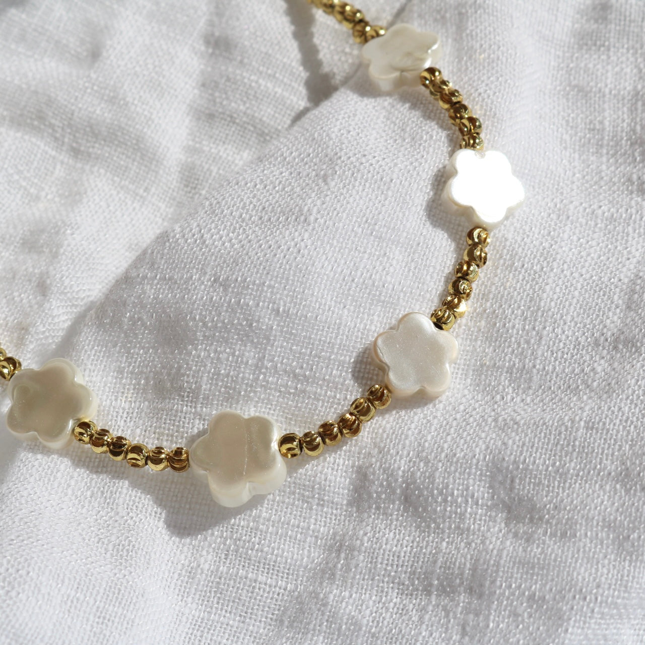 CLOVER BEADED BRACELET IN 18K GOLD