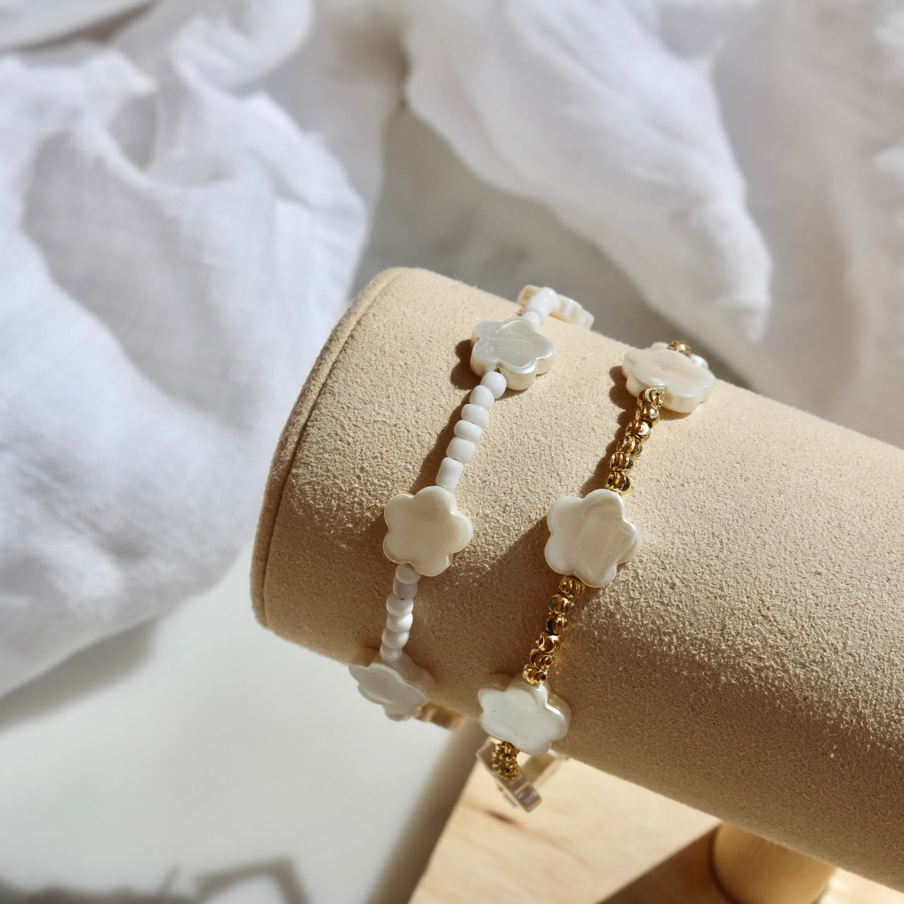 CLOVER BEADED BRACELET IN WHITE