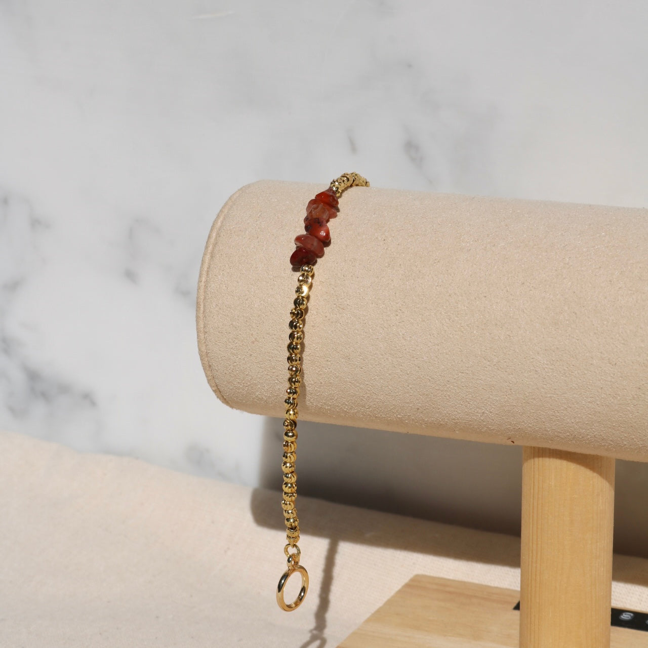 RED AGATE BEADED BRACELET IN 18K GOLD