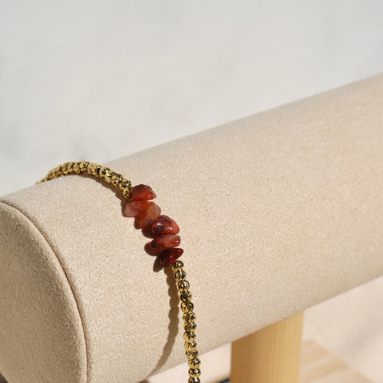 RED AGATE BEADED BRACELET IN 18K GOLD