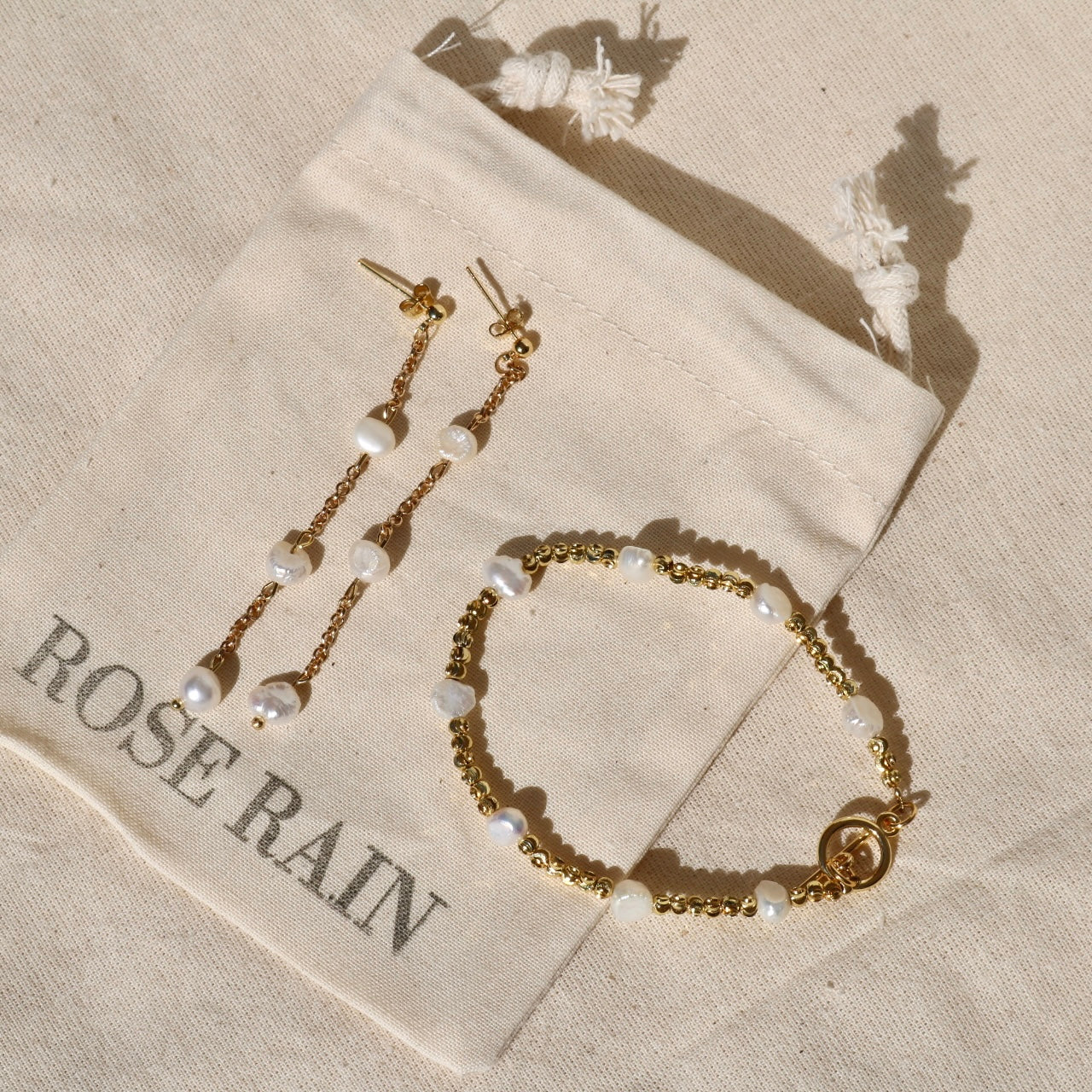 POPPY FRESHWATER PEARL STUDS IN 18K GOLD