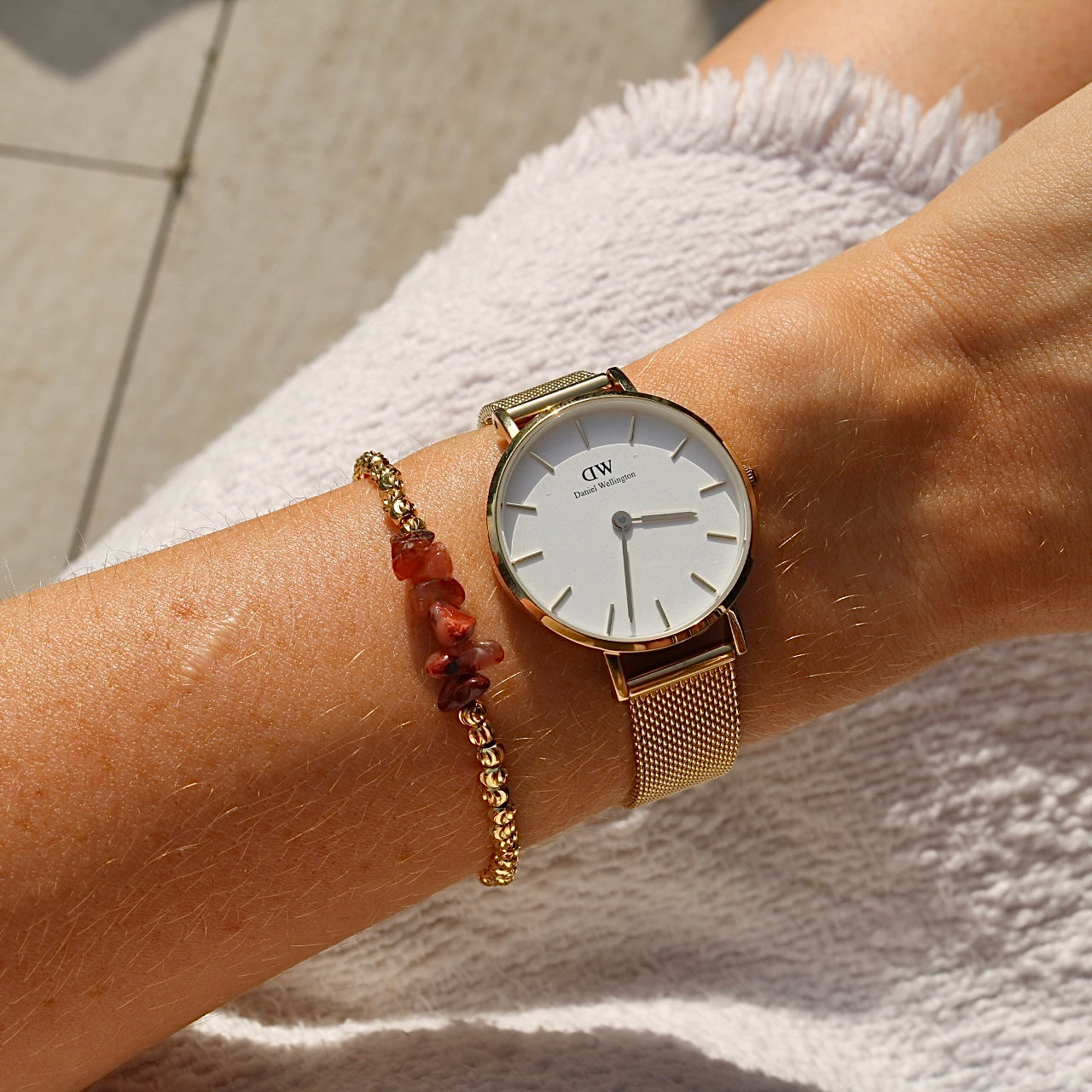 RED AGATE BEADED BRACELET IN 18K GOLD