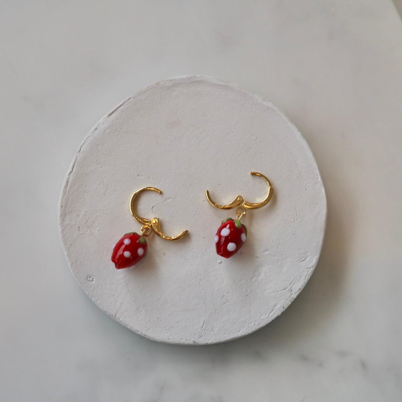 STRAWBERRY HUGGIE EARRINGS IN 18K GOLD