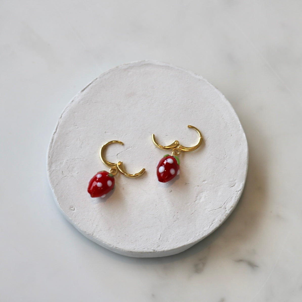 STRAWBERRY HUGGIE EARRINGS IN 18K GOLD