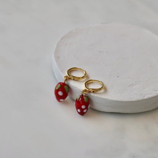 STRAWBERRY HUGGIE EARRINGS IN 18K GOLD