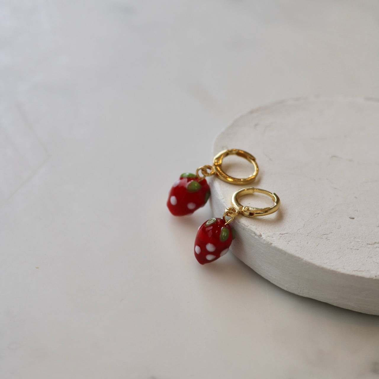 STRAWBERRY HUGGIE EARRINGS IN 18K GOLD