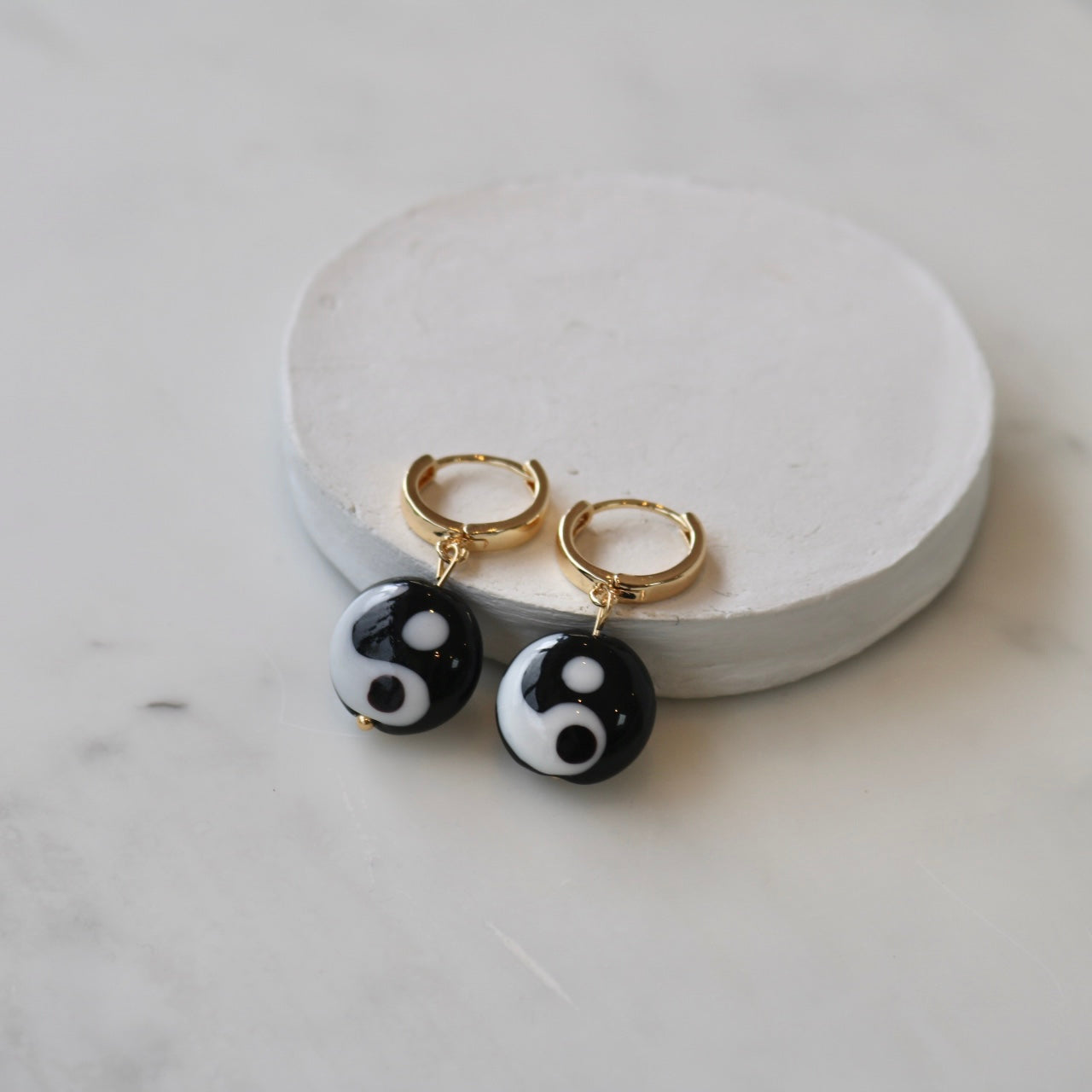 YING YANG HUGGIE EARRINGS IN 18K GOLD