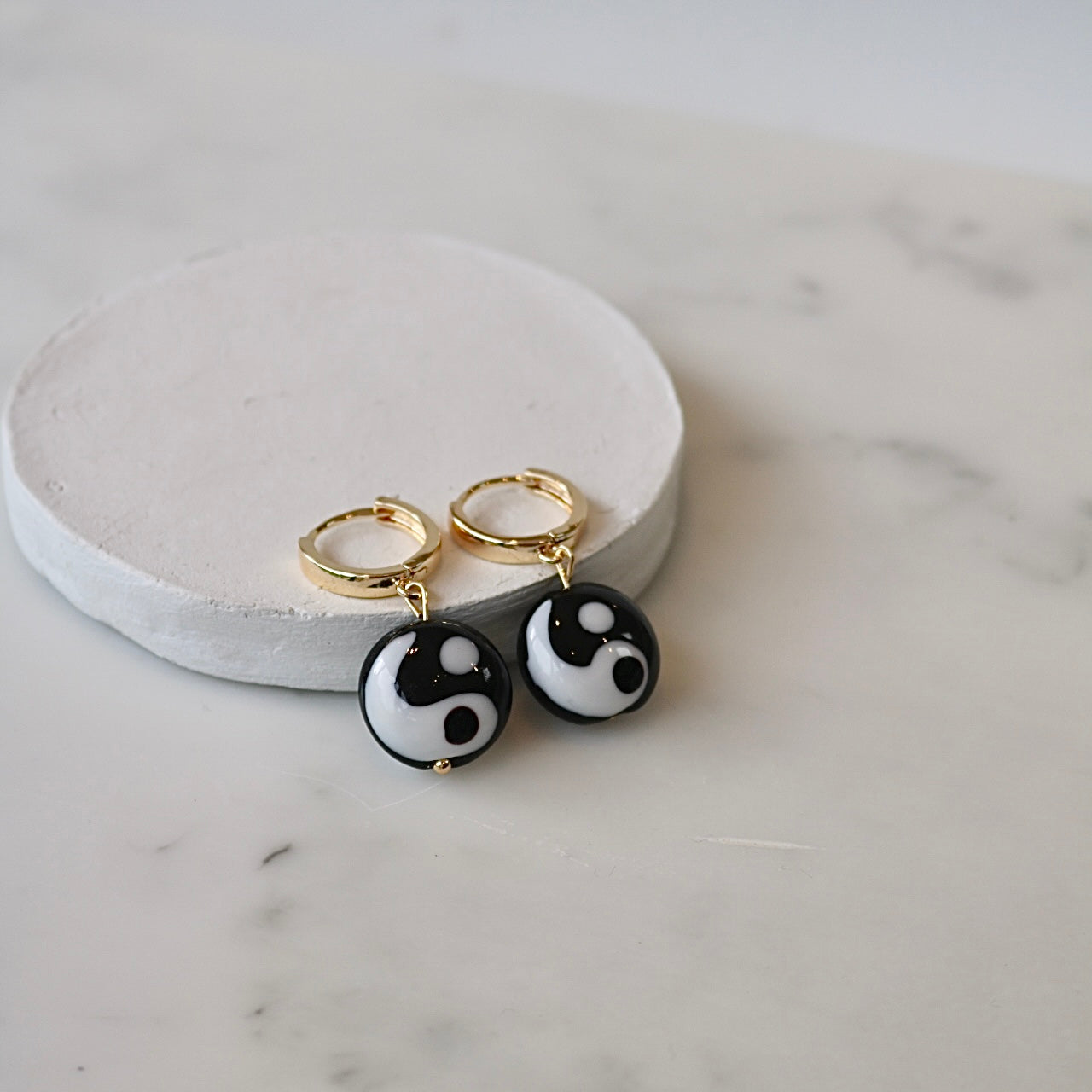 YING YANG HUGGIE EARRINGS IN 18K GOLD