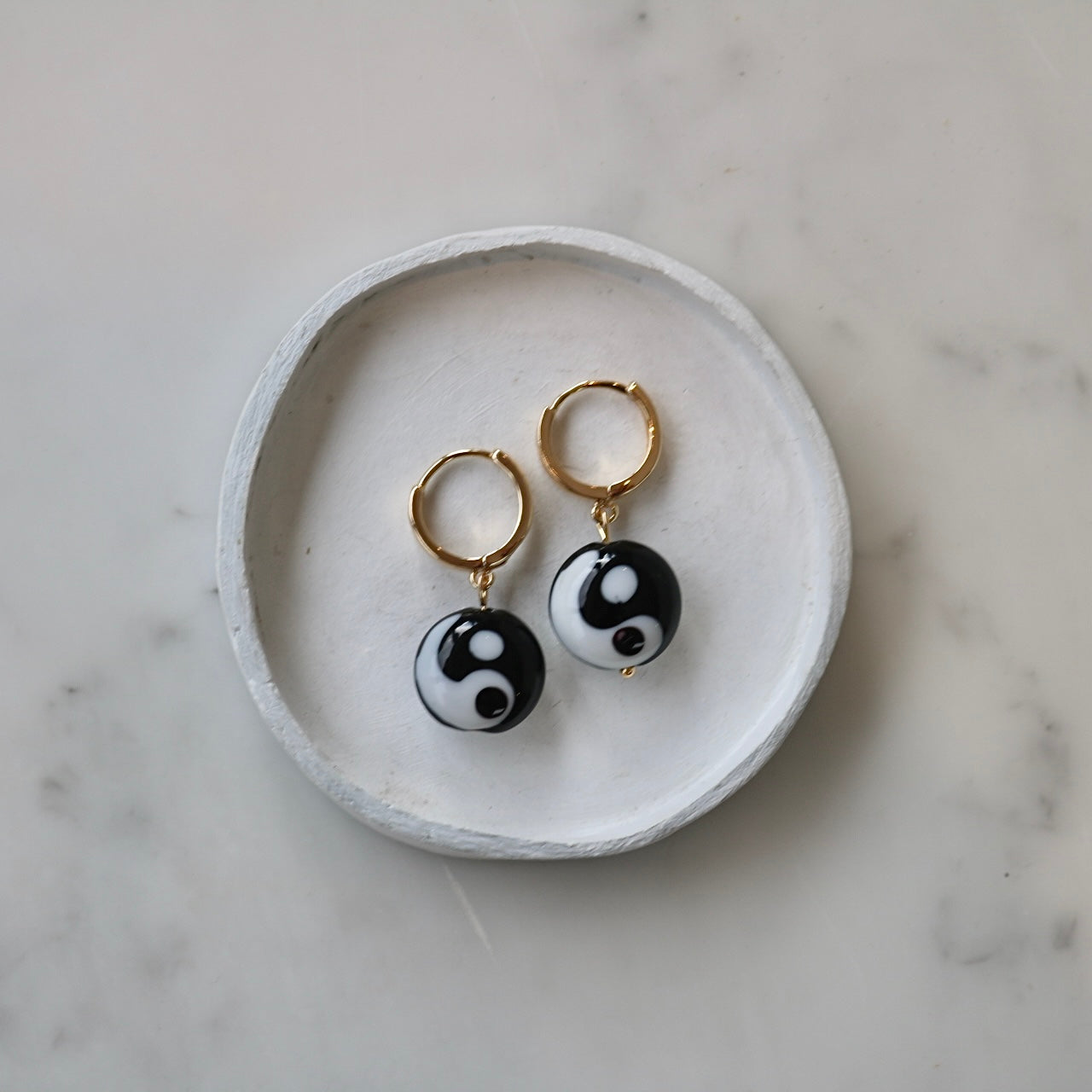 YING YANG HUGGIE EARRINGS IN 18K GOLD