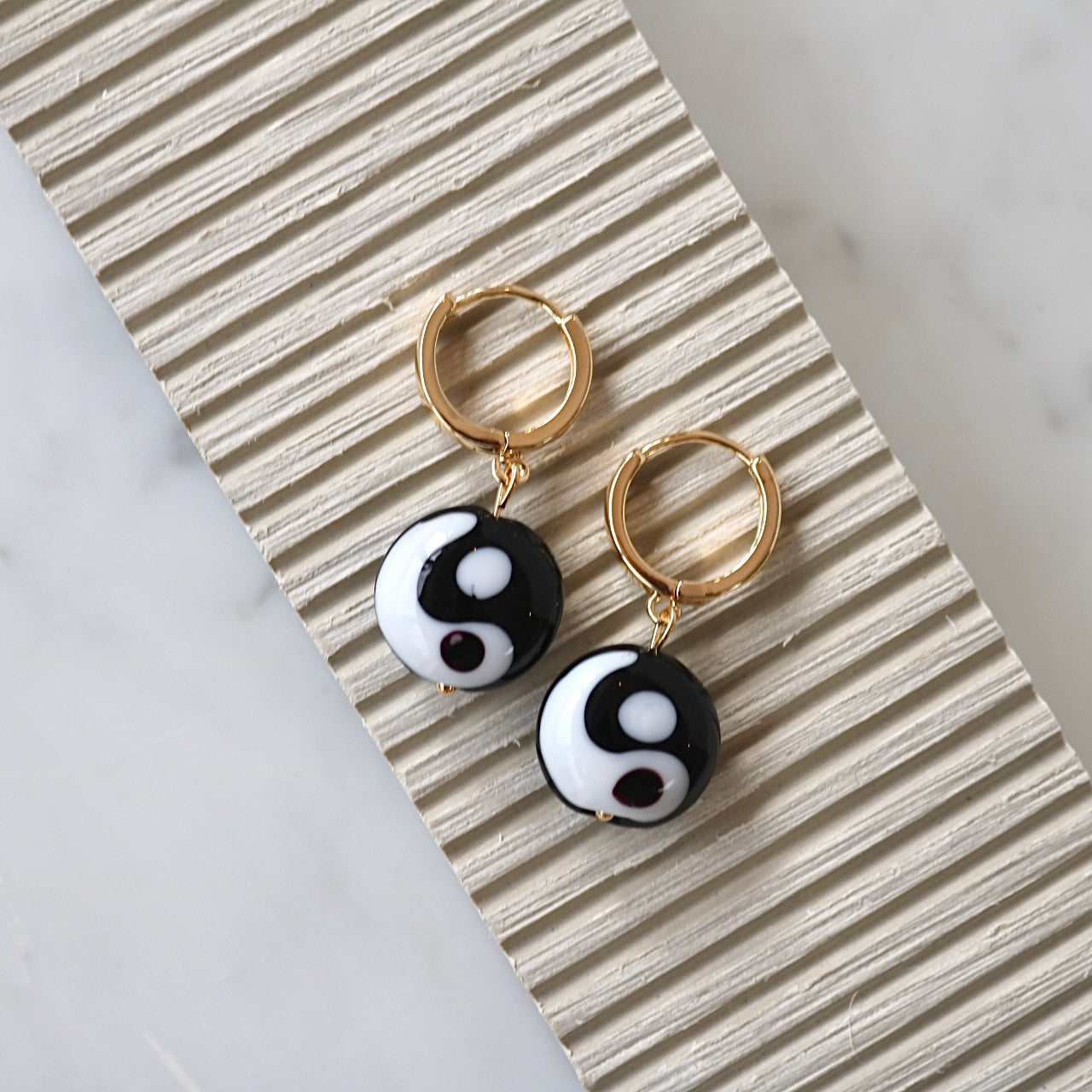 YING YANG HUGGIE EARRINGS IN 18K GOLD