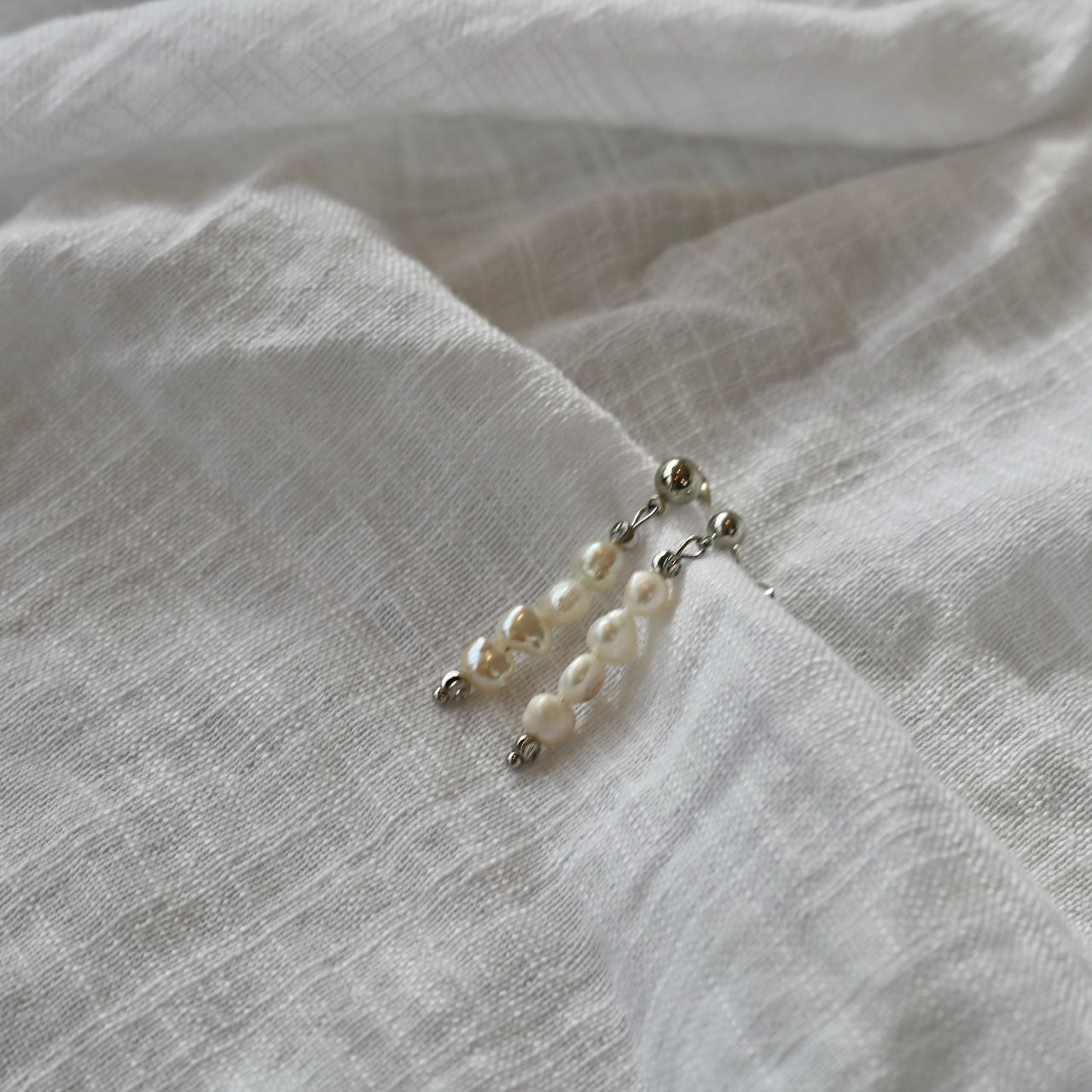 OCEAN FRESHWATER PEARL STUDS IN PLATINUM