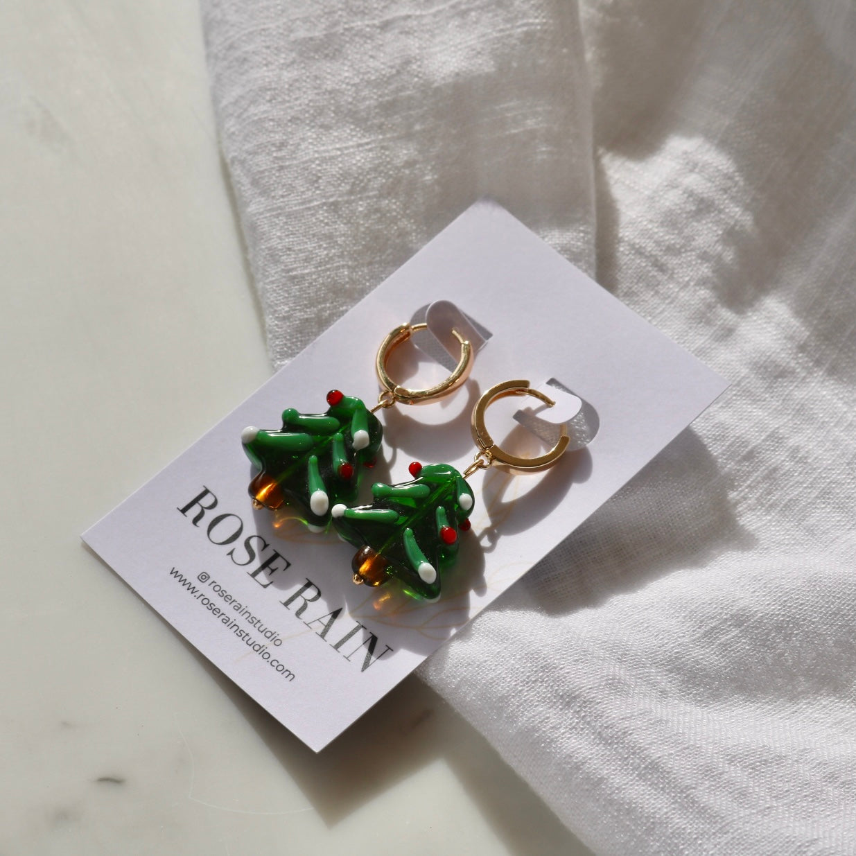 CHRISTMAS TREE HUGGIE EARRINGS IN 18K GOLD