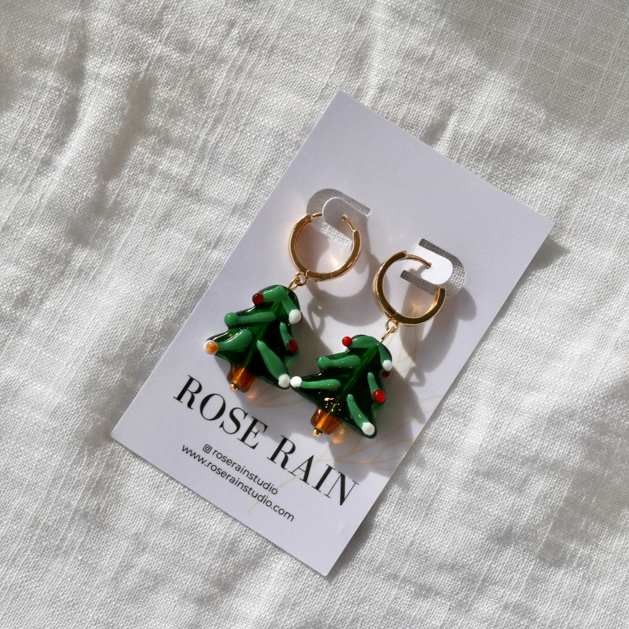 CHRISTMAS TREE HUGGIE EARRINGS IN 18K GOLD