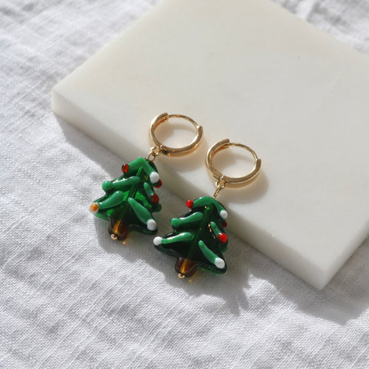 CHRISTMAS TREE HUGGIE EARRINGS IN 18K GOLD