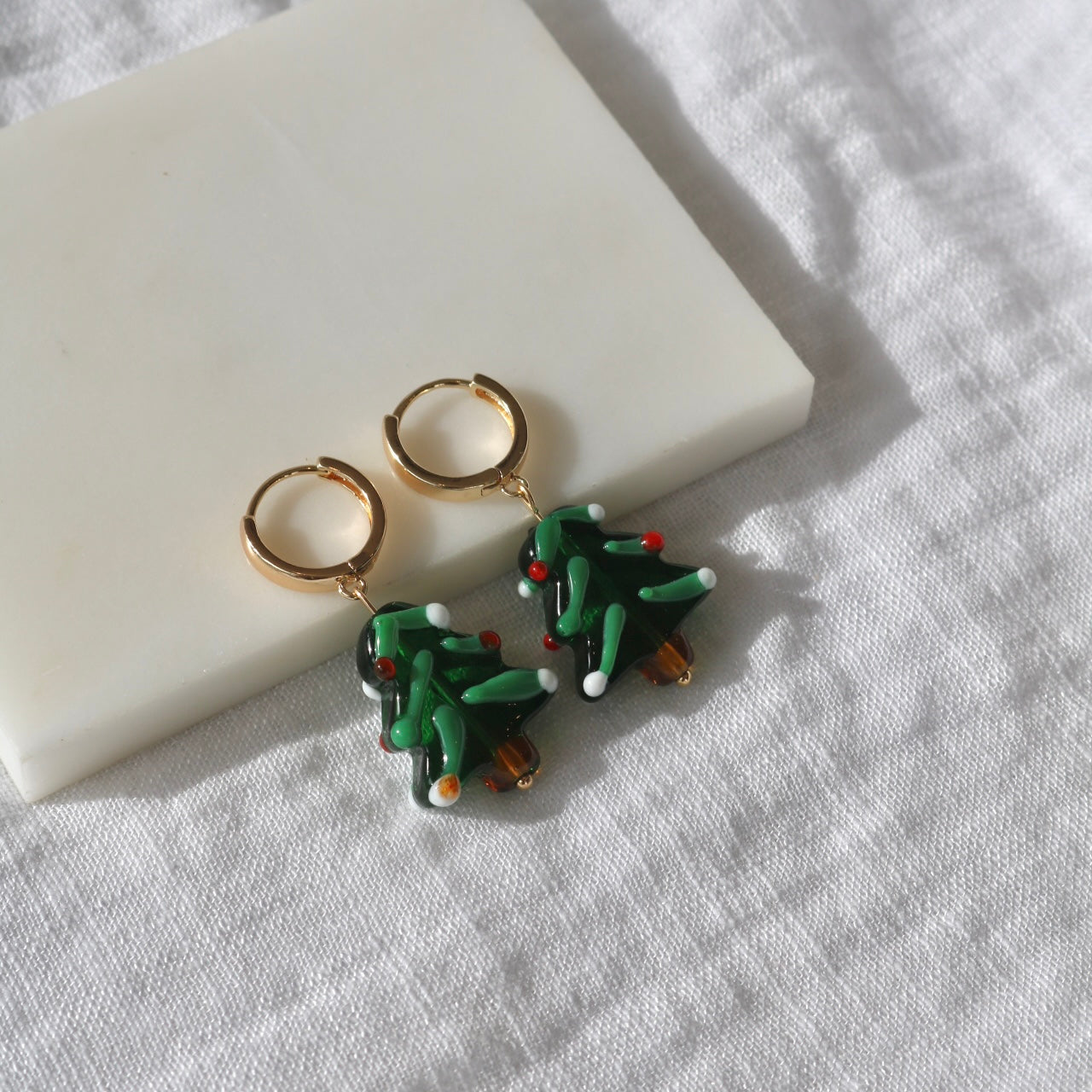 CHRISTMAS TREE HUGGIE EARRINGS IN 18K GOLD