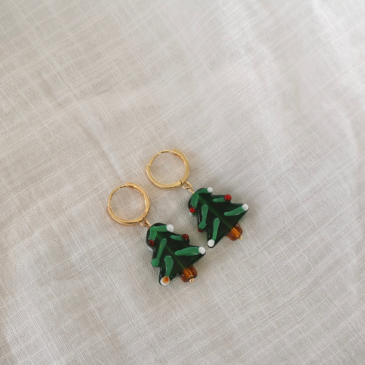 CHRISTMAS TREE HUGGIE EARRINGS IN 18K GOLD